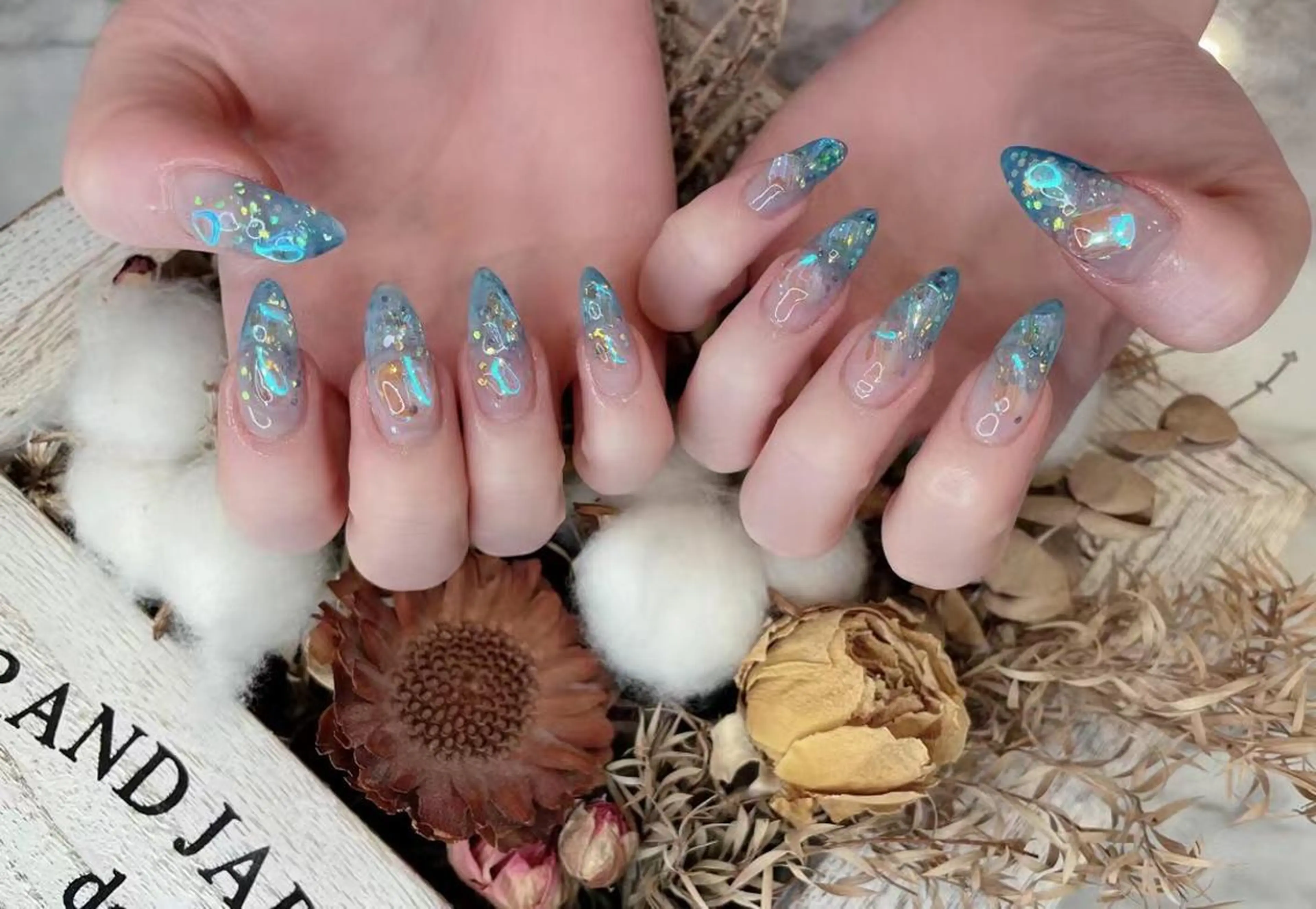 ネイル オーロラネイル ブルー キラキラネイル ストーンネイル Babarla　Nail　Salon所属・babarla Nailのネイルデザイン