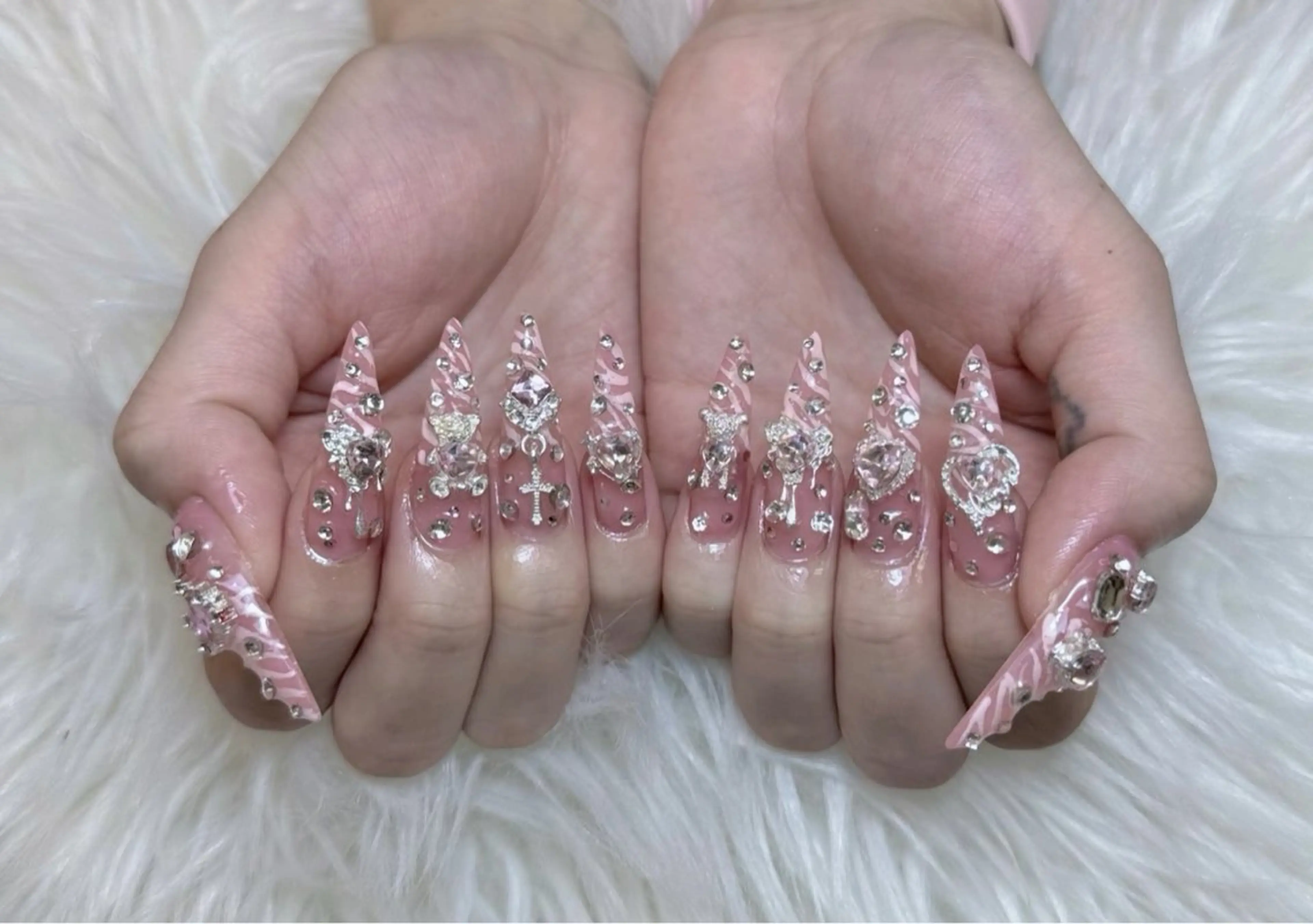 ネイル アートネイル オーロラネイル チークネイル 長さ出し フットネイル ハンドネイル ハンドケア Mio_ Noiranailのネイルデザイン