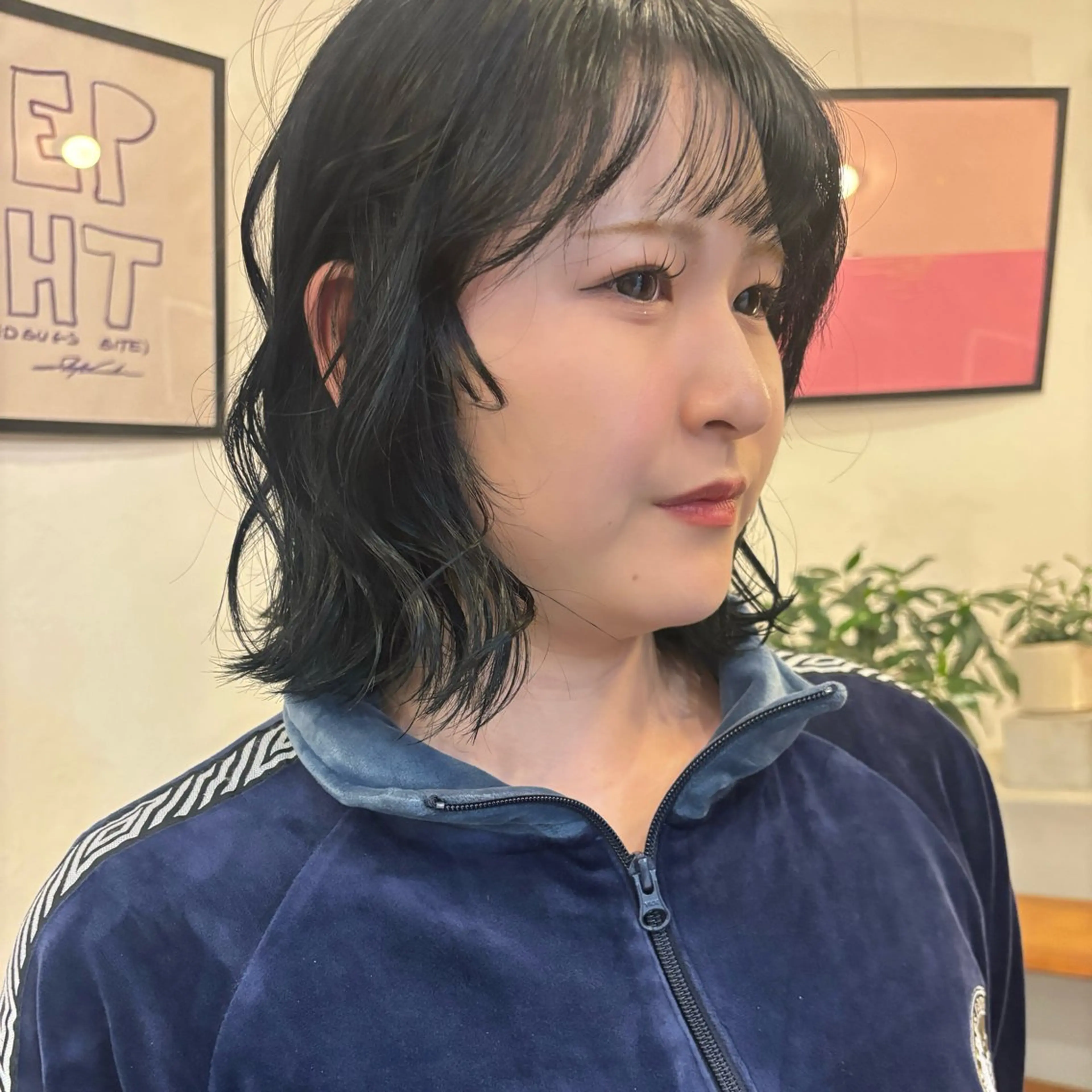 ミディアム カラー 黒髪 ヘアカラー illatos サヤナのヘアスタイル