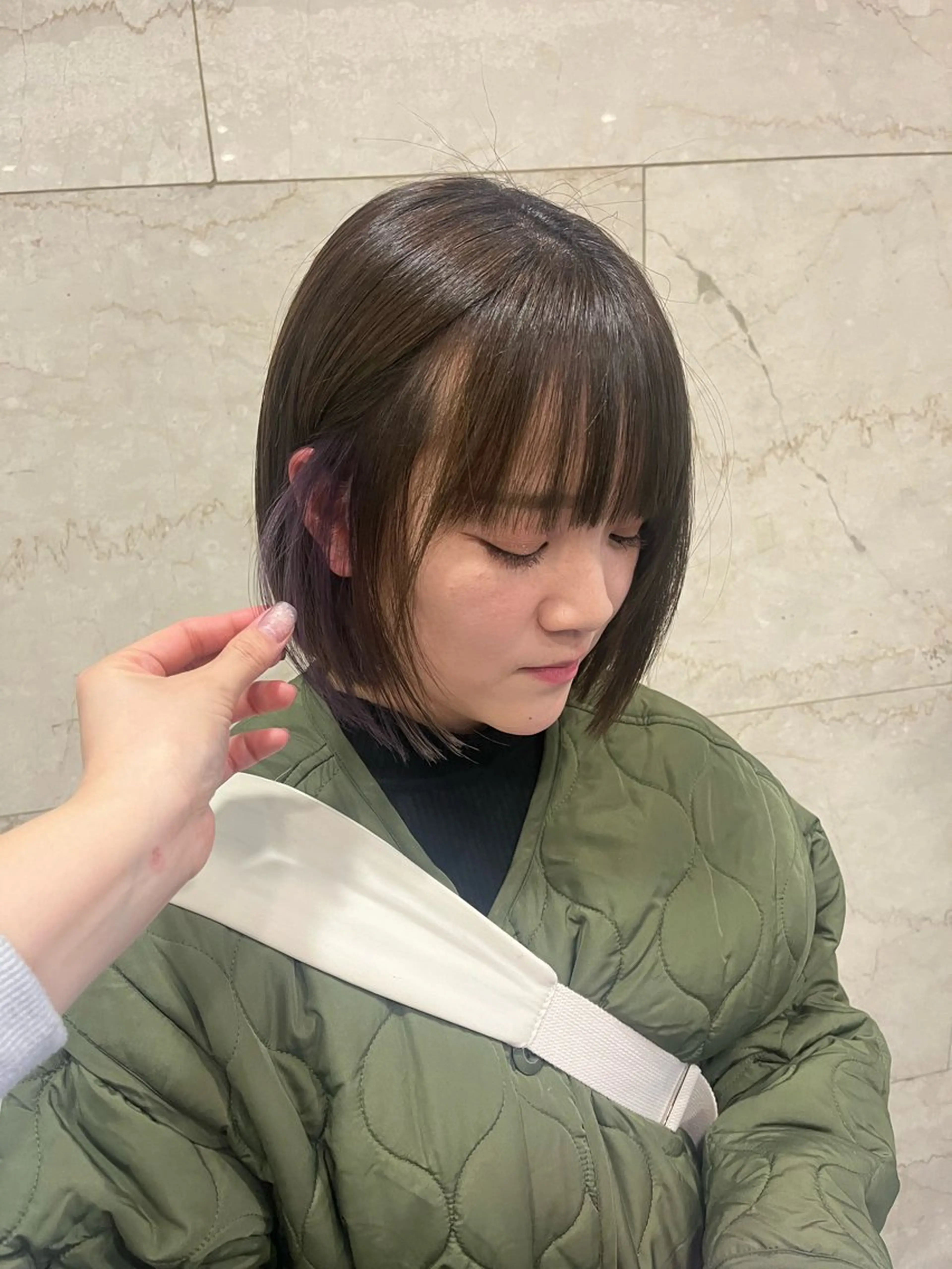 ショート カラー イヤリングカラー グレージュ ラベンダーカラー ラベンダーグレージュ ラベンダーグレー えんぐちとも／透明感 カラー／博多ボブのヘアスタイル