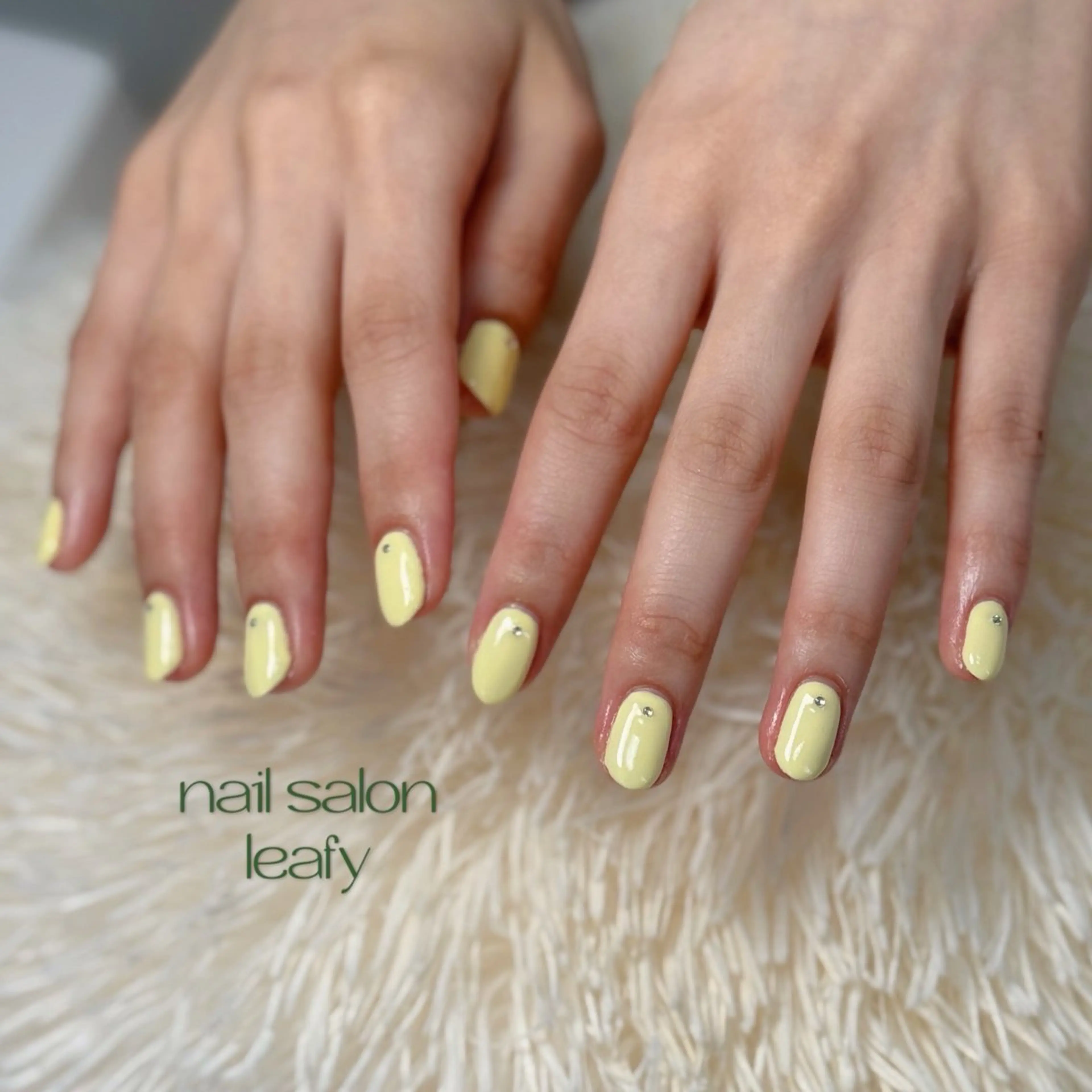 ネイル ワンカラーネイル ストーンネイル 黄色 ハンドネイル ネイルサロン leafyのネイルデザイン