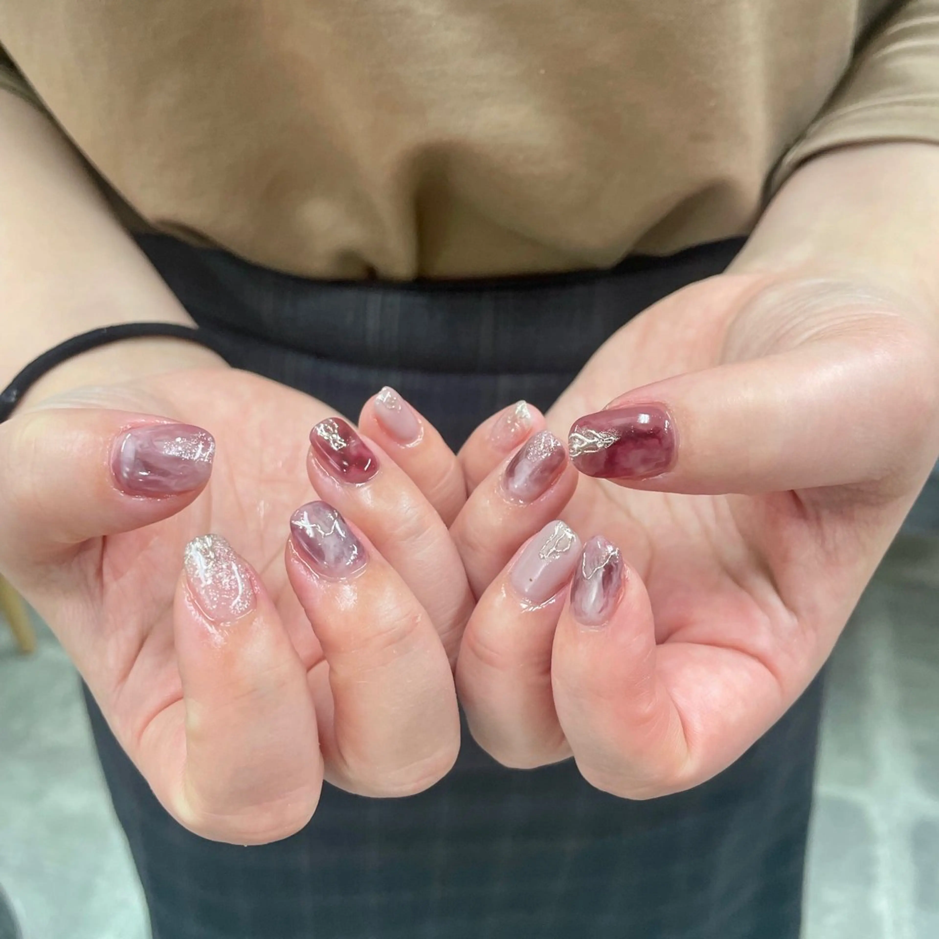ネイル アートネイル べっ甲ネイル ジェルネイル グリーン キラキラネイル nailstudio eviz新宿店のネイルデザイン