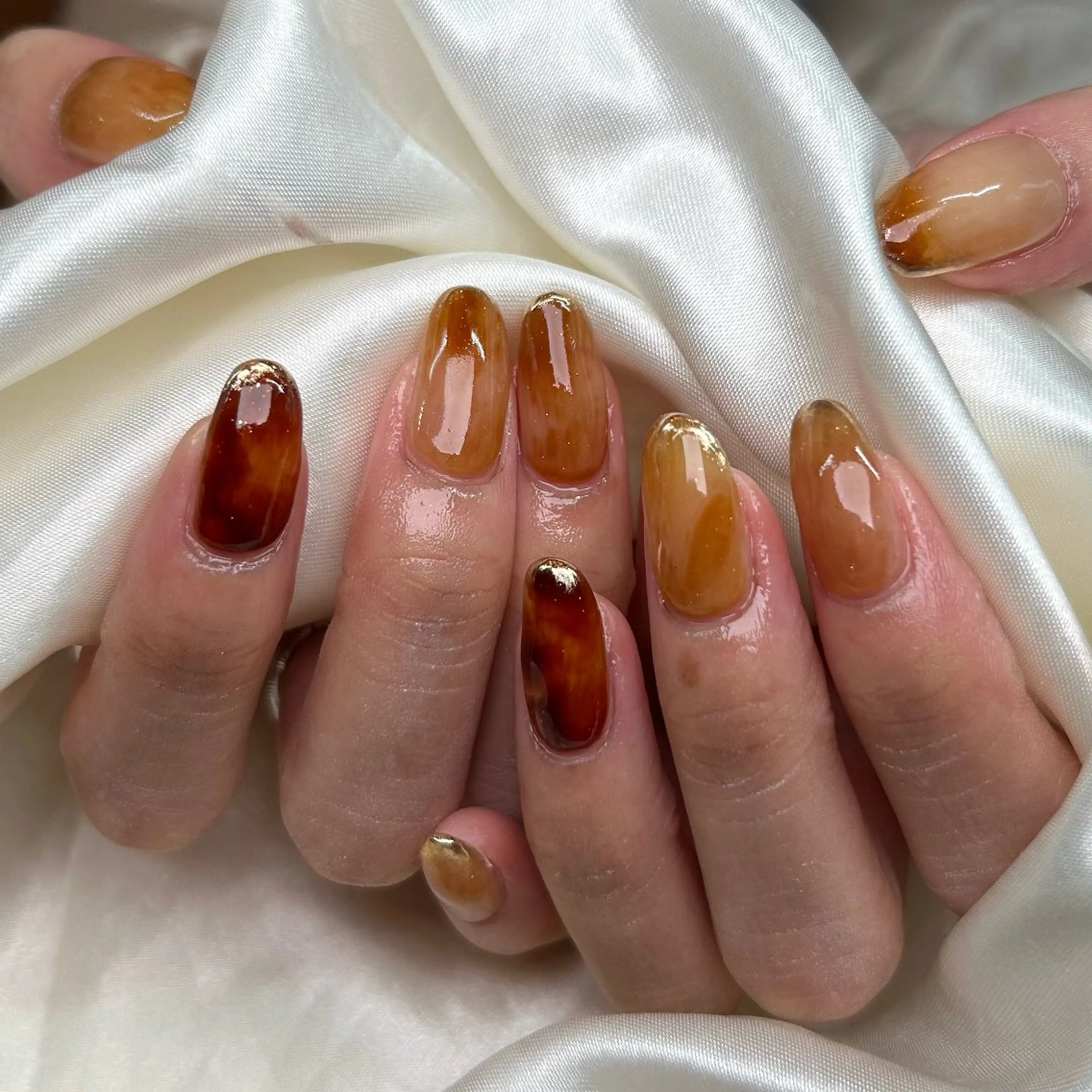 ネイル べっ甲ネイル ニュアンスネイル ハンドネイル shine'an fuka🌿🫧のネイルデザイン