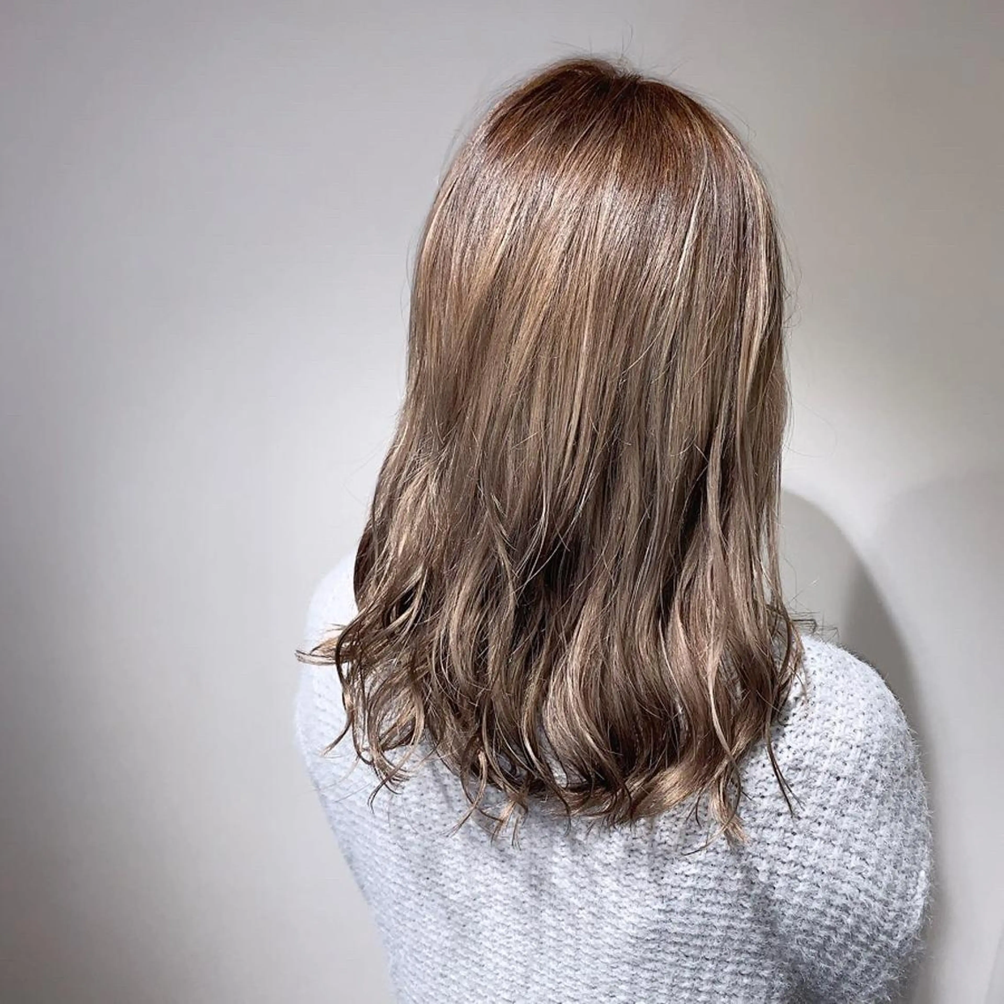 ミディアム カラー ブリーチ グレージュ ハイライトカラー ミルクティーグレージュ ハイライト 中島 直哉のヘアスタイル