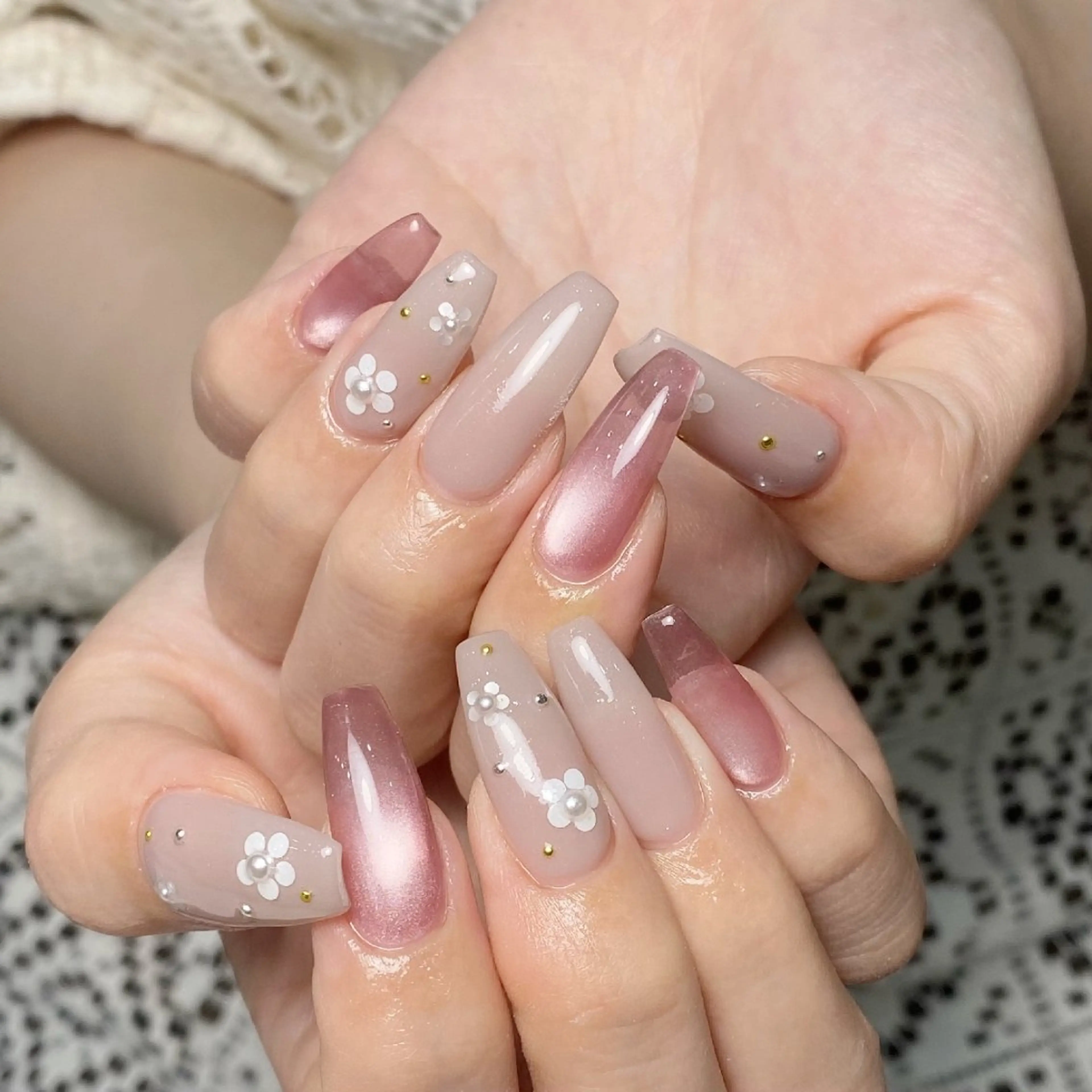 ネイル チークネイル フレンチネイル ジェルネイル ガーリー キラキラネイル ハンドネイル UM Nail Salonのネイルデザイン