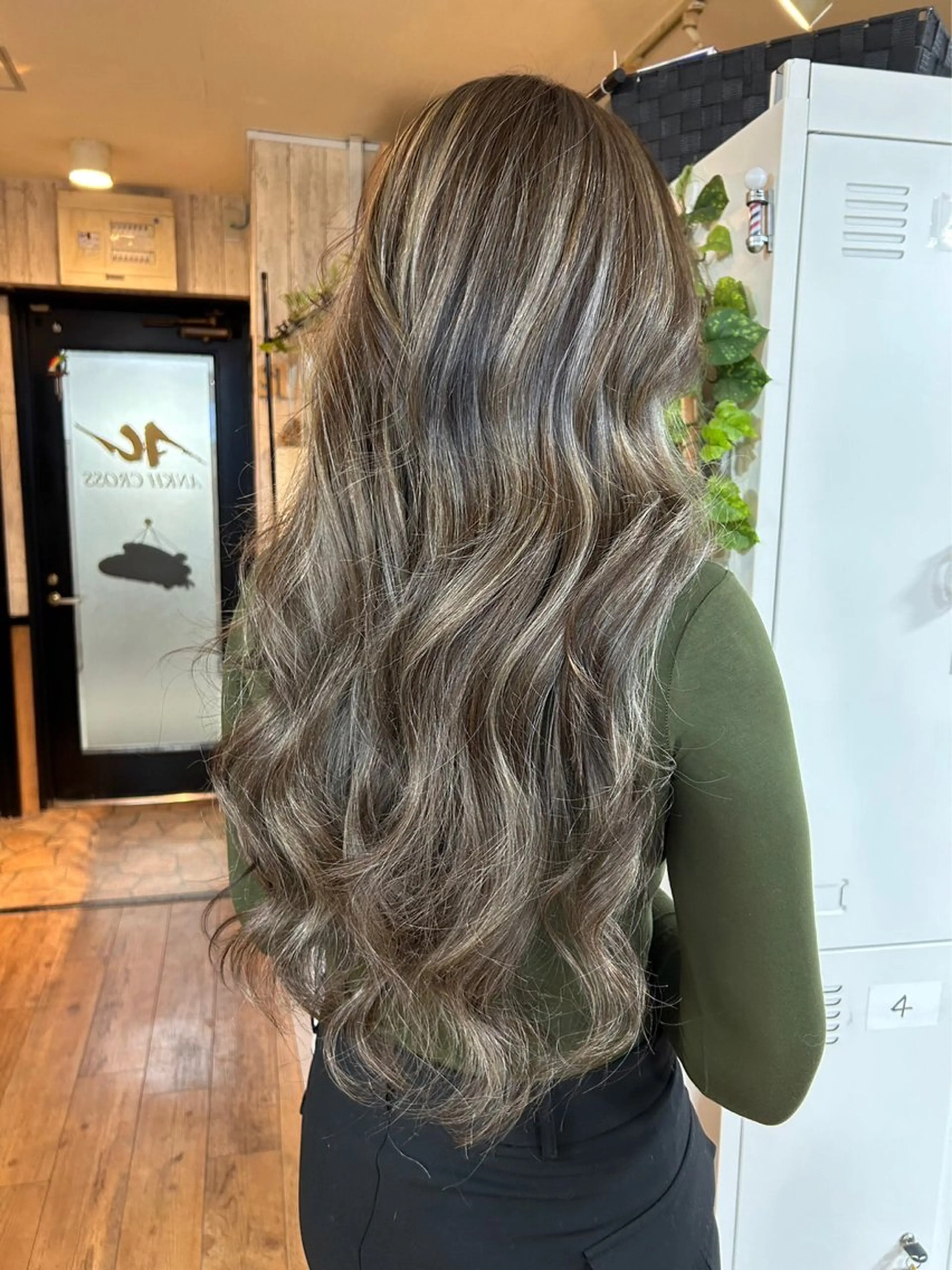 ロング ハイライト アンククロス渋谷店所属・Wistell 渋谷 ASUKAのヘアスタイル