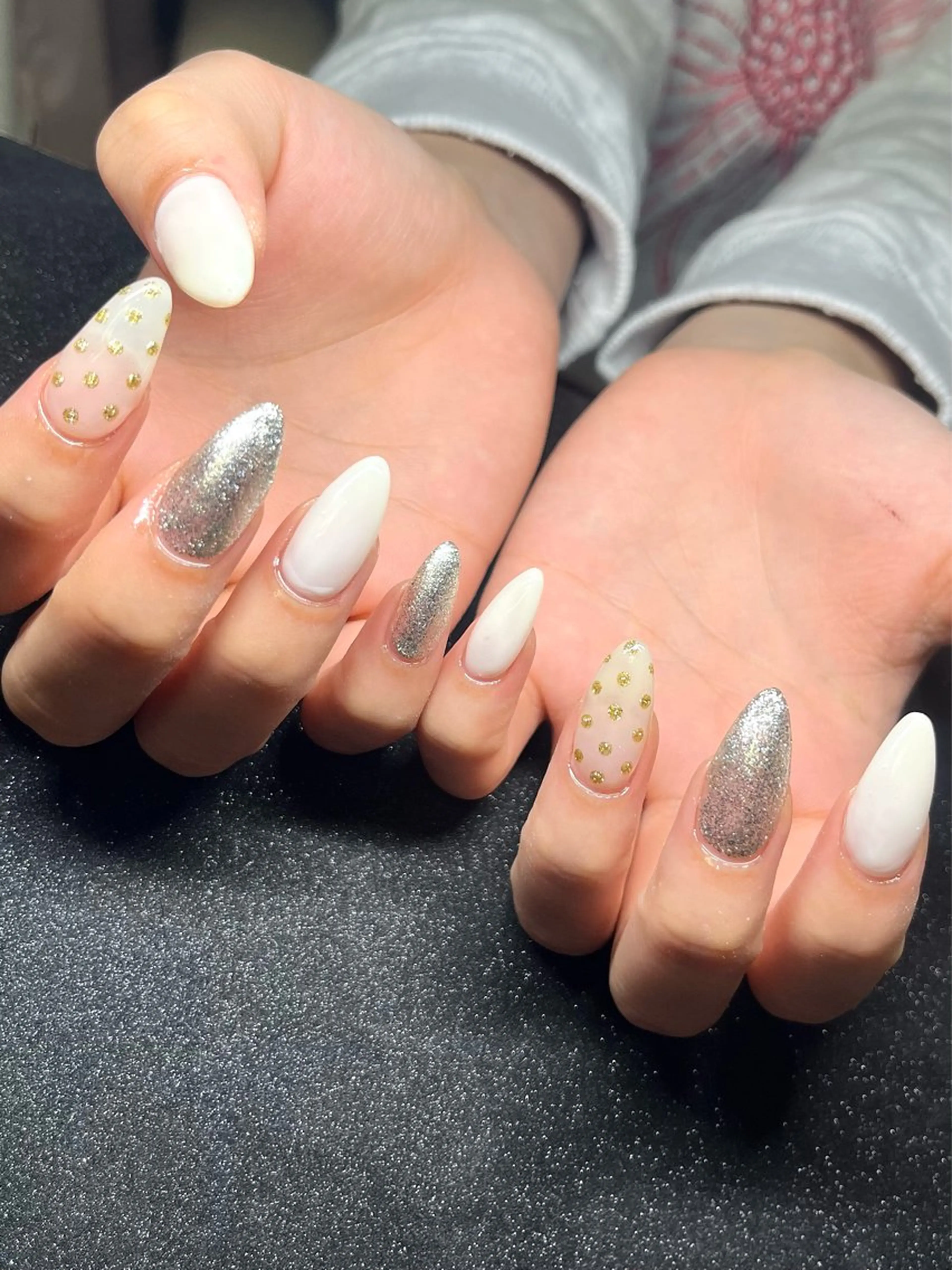 ネイル ドット キラキラネイル ハンドネイル Chika .のネイルデザイン