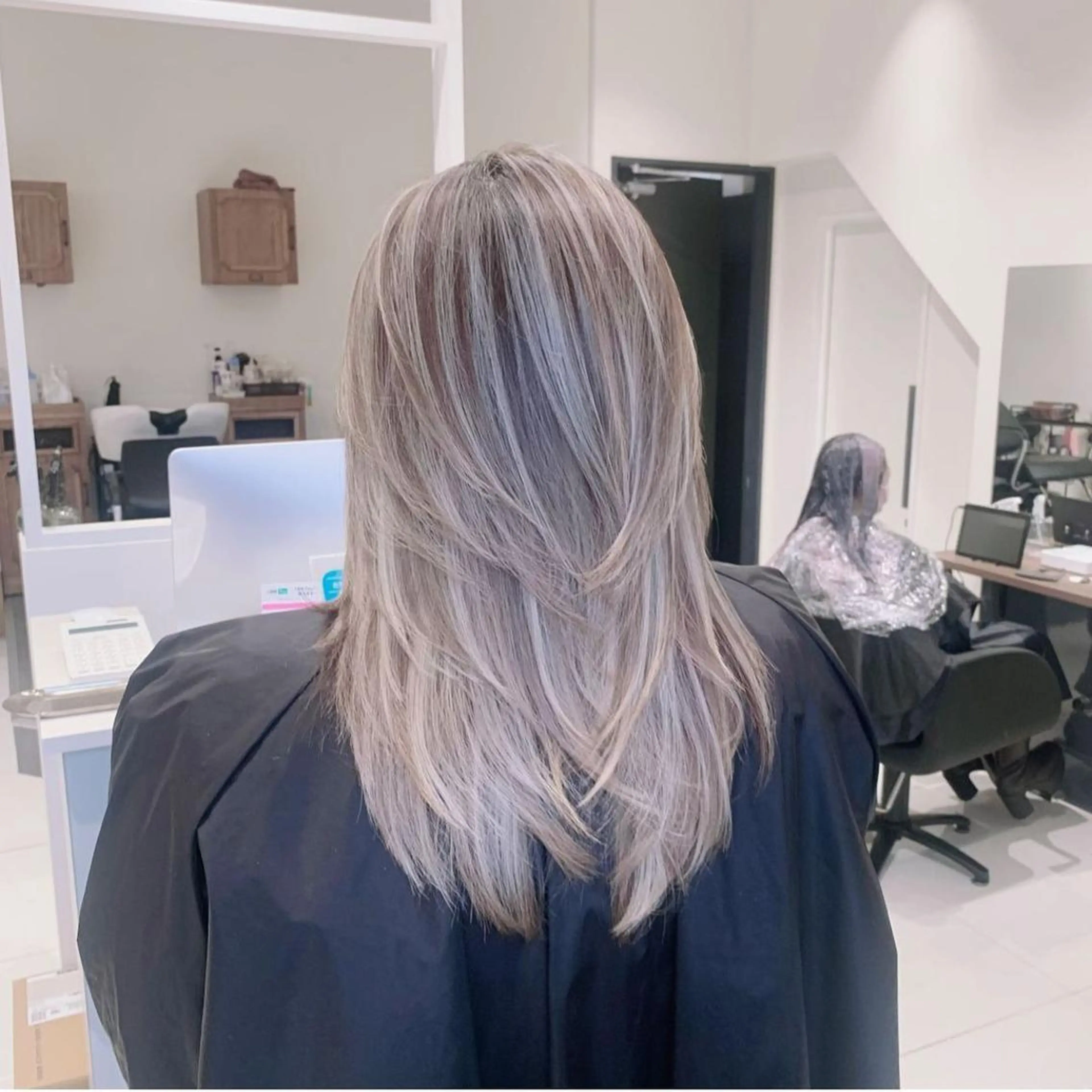 ロング カラー ブリーチ ケアブリーチ ハイライトカラー インナーカラー ハイライト ヘアカラー オフホワイトアンドなんば所属・福西 洋斗のヘアスタイル