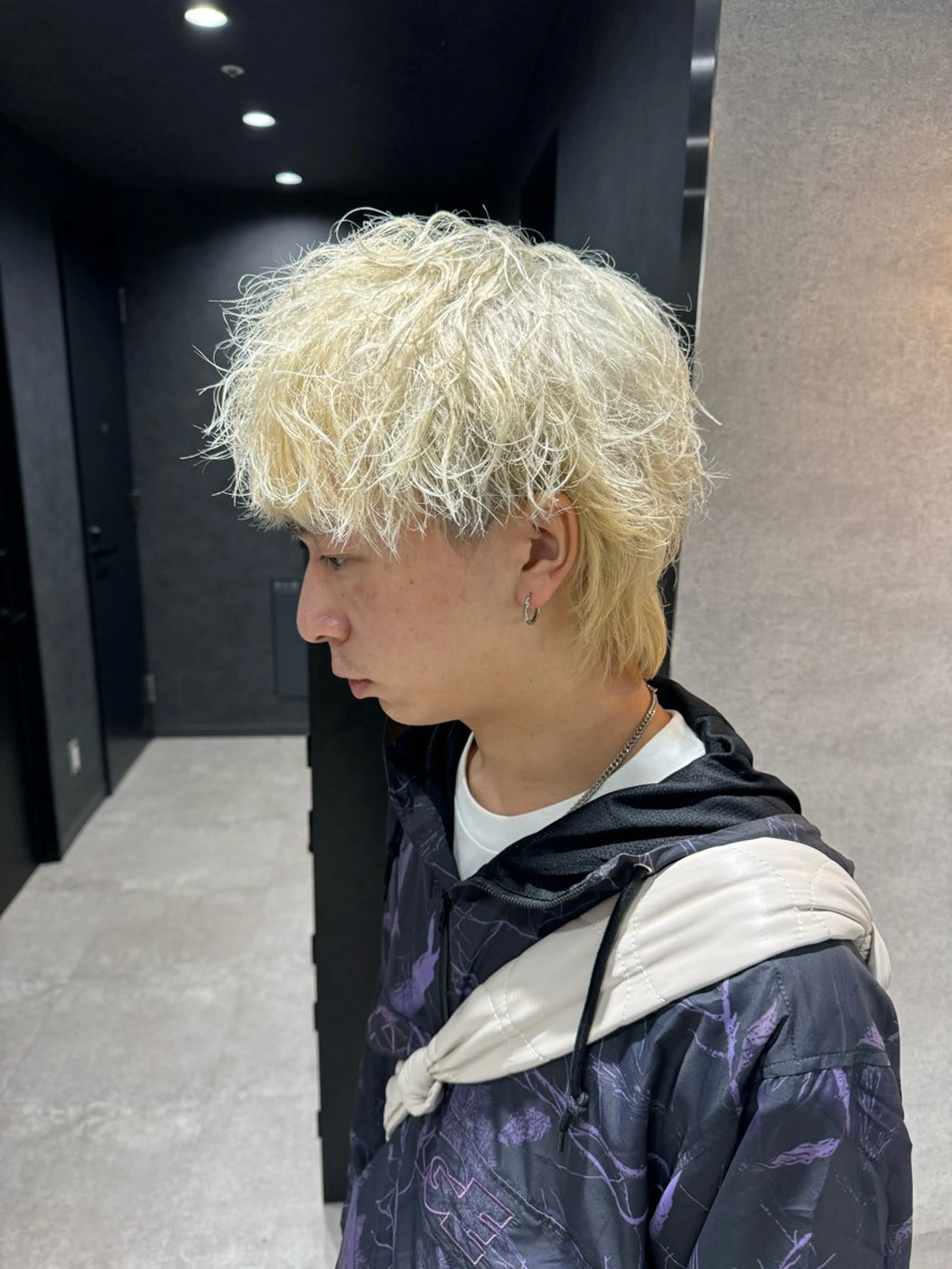 ショート カラー パーマ ヘアアレンジ メンズ メンズブリーチ センターパート メンズハイライト メンズハイトーン マッシュ カット ヘアカラー トリートメント ヘッドスパ ヘアセット スパイキー/フェザー /波巻き/かいとのヘアスタイル