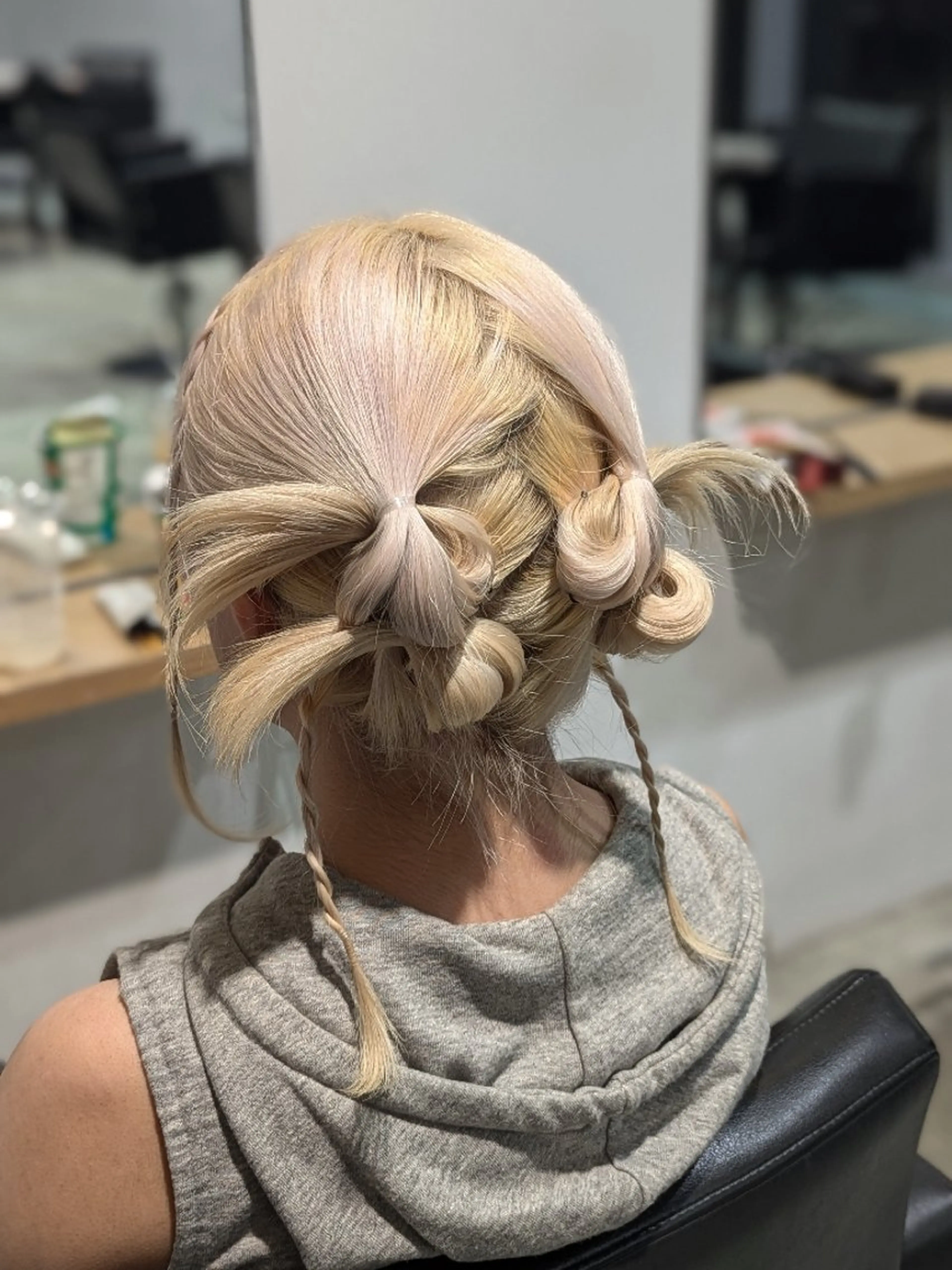 カラー ヘアアレンジ ミディアム ベージュカラー 抜きっぱなしブロンド ホワイトベージュ 推しカラー🦉にじさ んじカラー🌈🕒✨のヘアスタイル