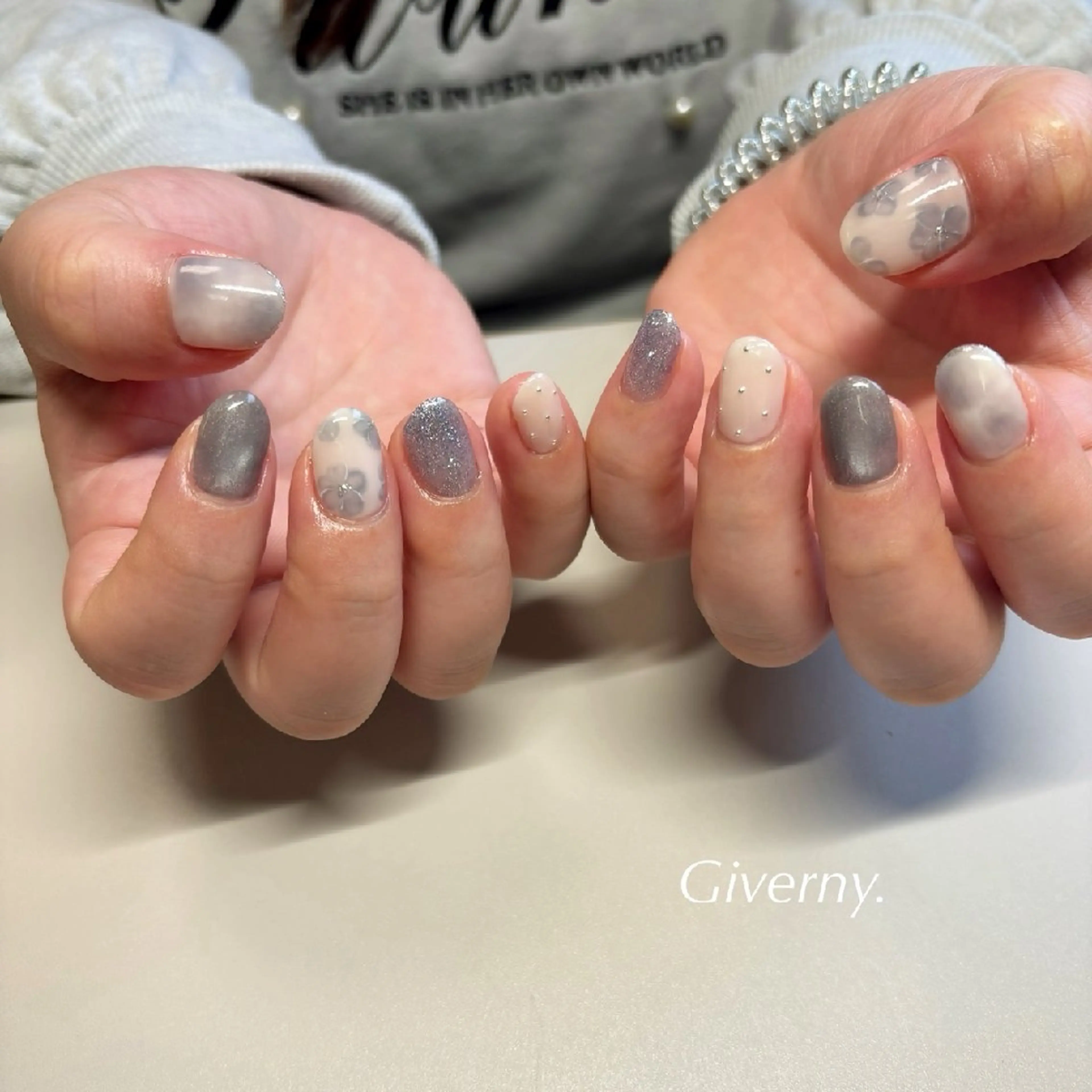 ネイル ブルー フラワーネイル ニュアンスネイル ハンドネイル Giverny .のネイルデザイン