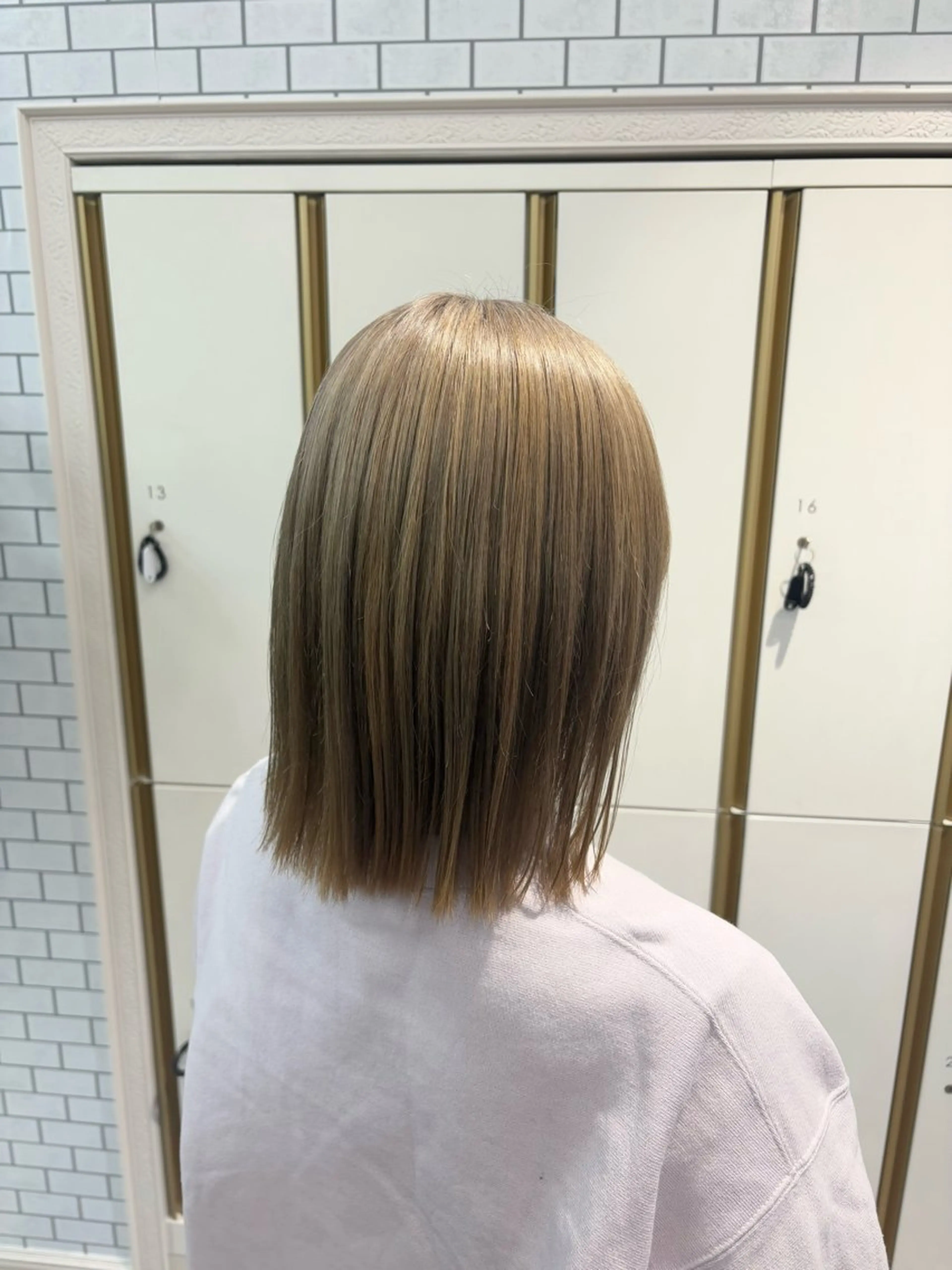 ミディアム ブリーチ🫧艶カラー レイヤー韓国ヘアのヘアスタイル