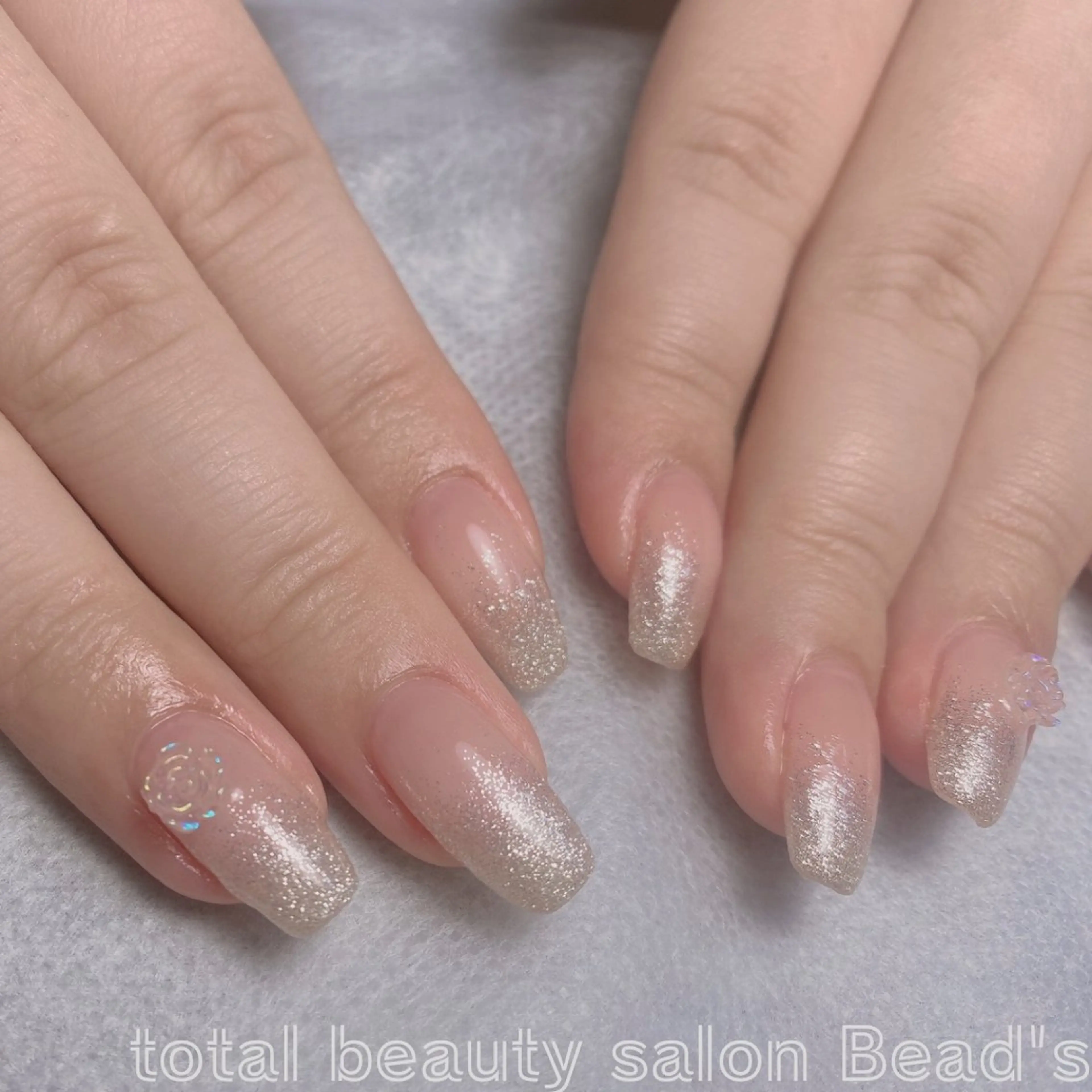 ネイル グラデーション キラキラネイル ラメ(グリッター) ラメグラデーション ハンドネイル ネイルサロン　ビーズ所属・トータルビューティー サロンビーズ すずのネイルデザイン