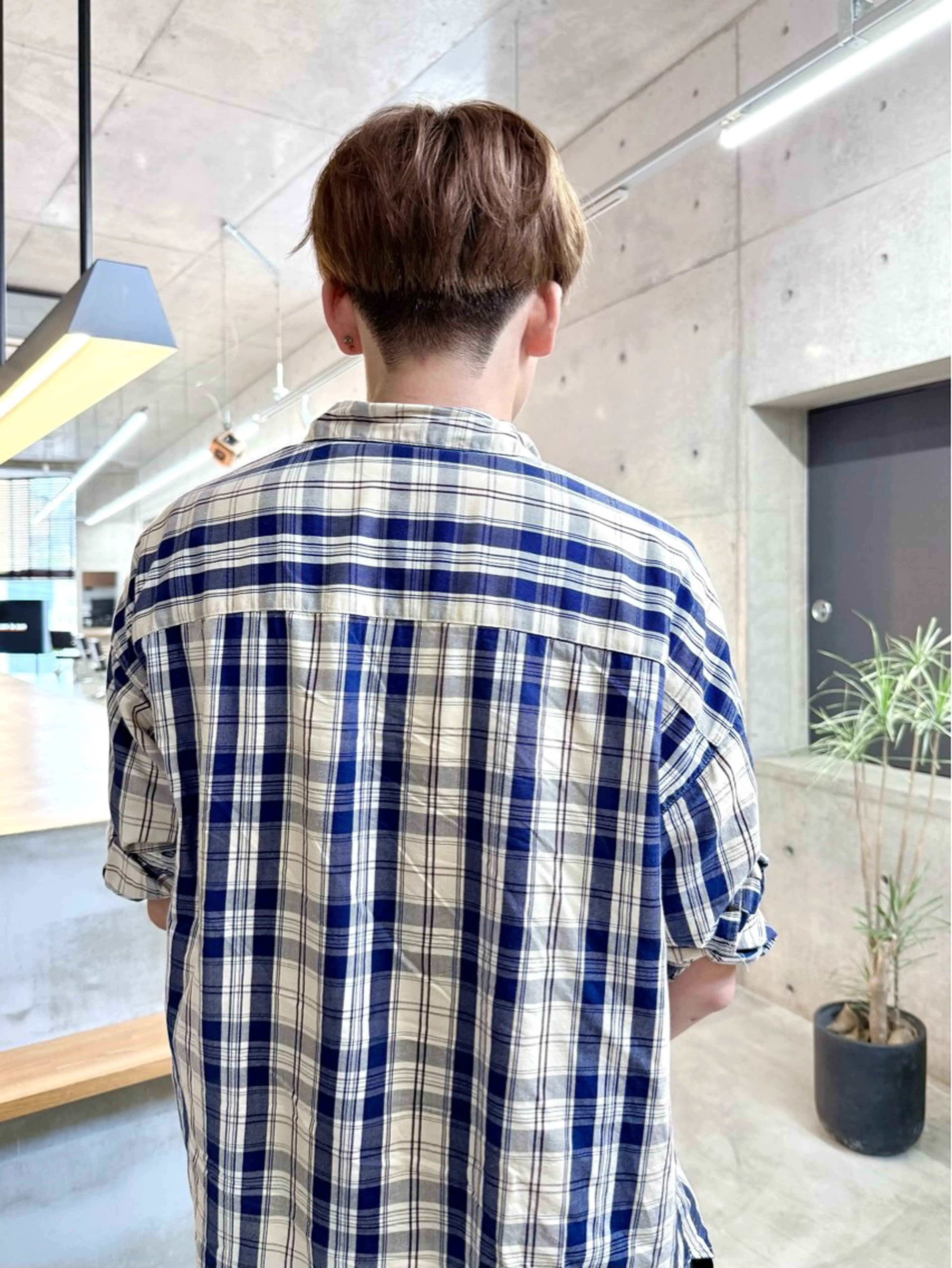 メンズ メンズブリーチ 刈り上げ カット son hair所属・葉 /透明感カラーのヘアスタイル