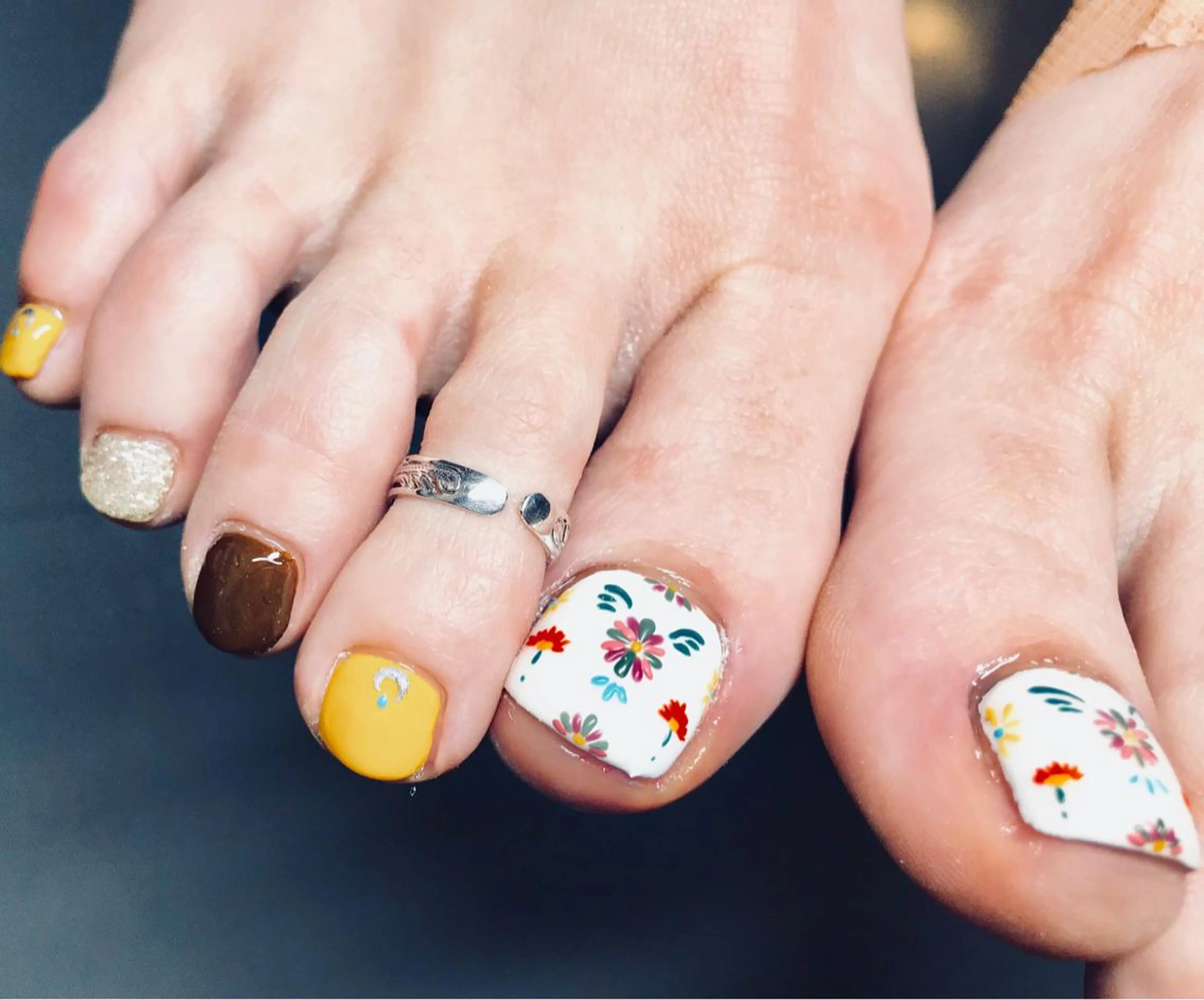 ショート ネイル アートネイル ブラウン フットネイル フットネイル ハンドケア nail&eye Aoのマツエク・マツパデザイン