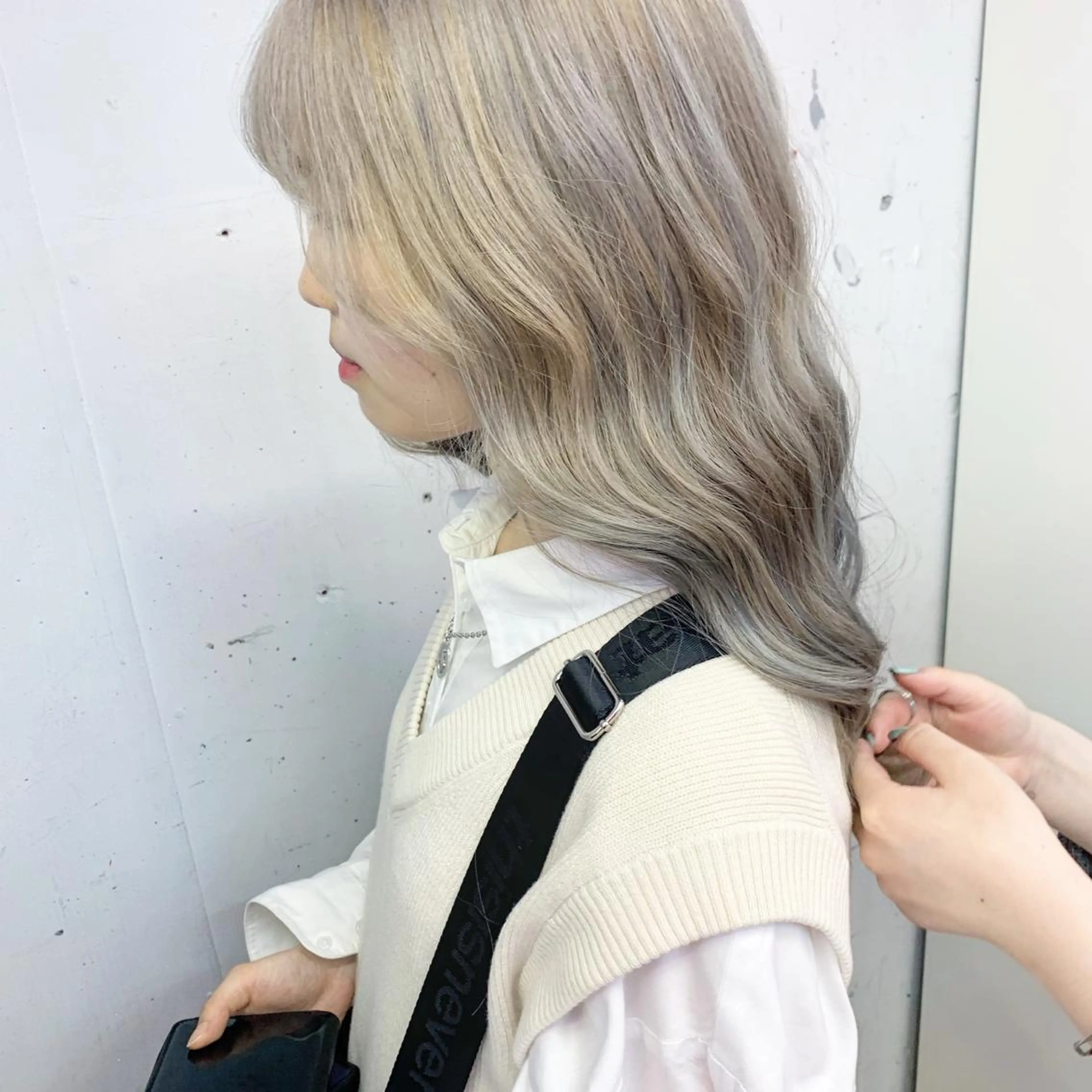 ロング カラー ヘアアレンジ アッシュ ブリーチ ホワイトアッシュ 垢抜け案内人 鈴木聖矢✂️のヘアスタイル