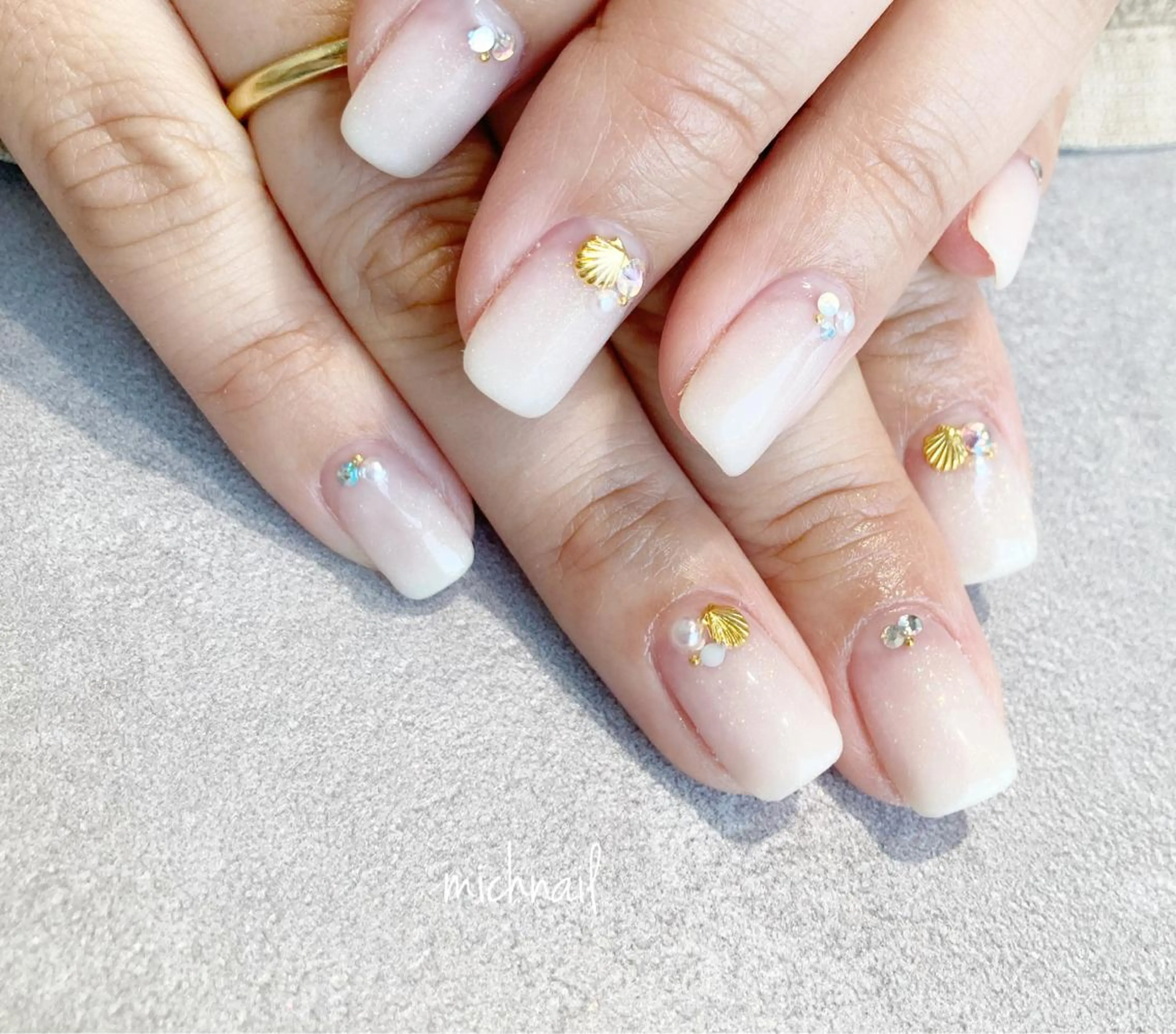 ネイル アートネイル グラデーション スクエアネイル ハンドネイル ハンドケア eni. by michのネイルデザイン