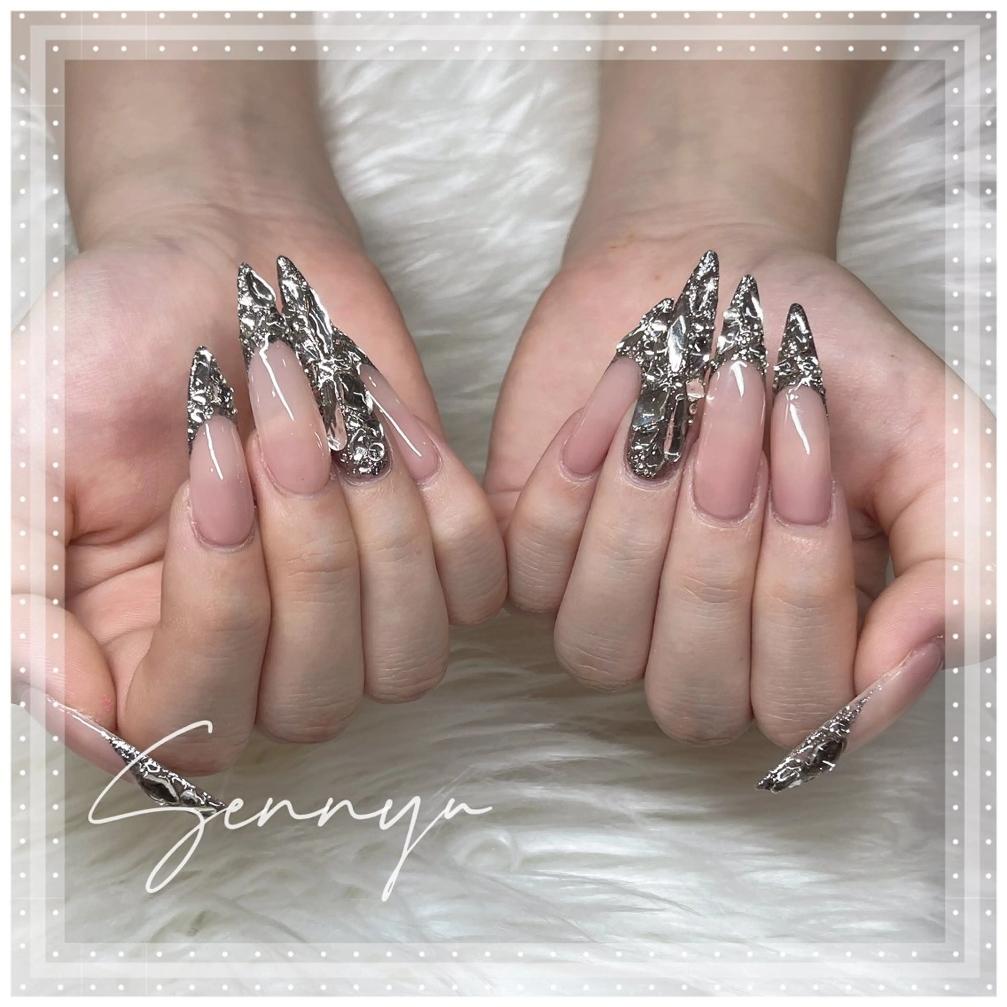 ネイル フレンチネイル キラキラネイル モンナ CCのネイルデザイン