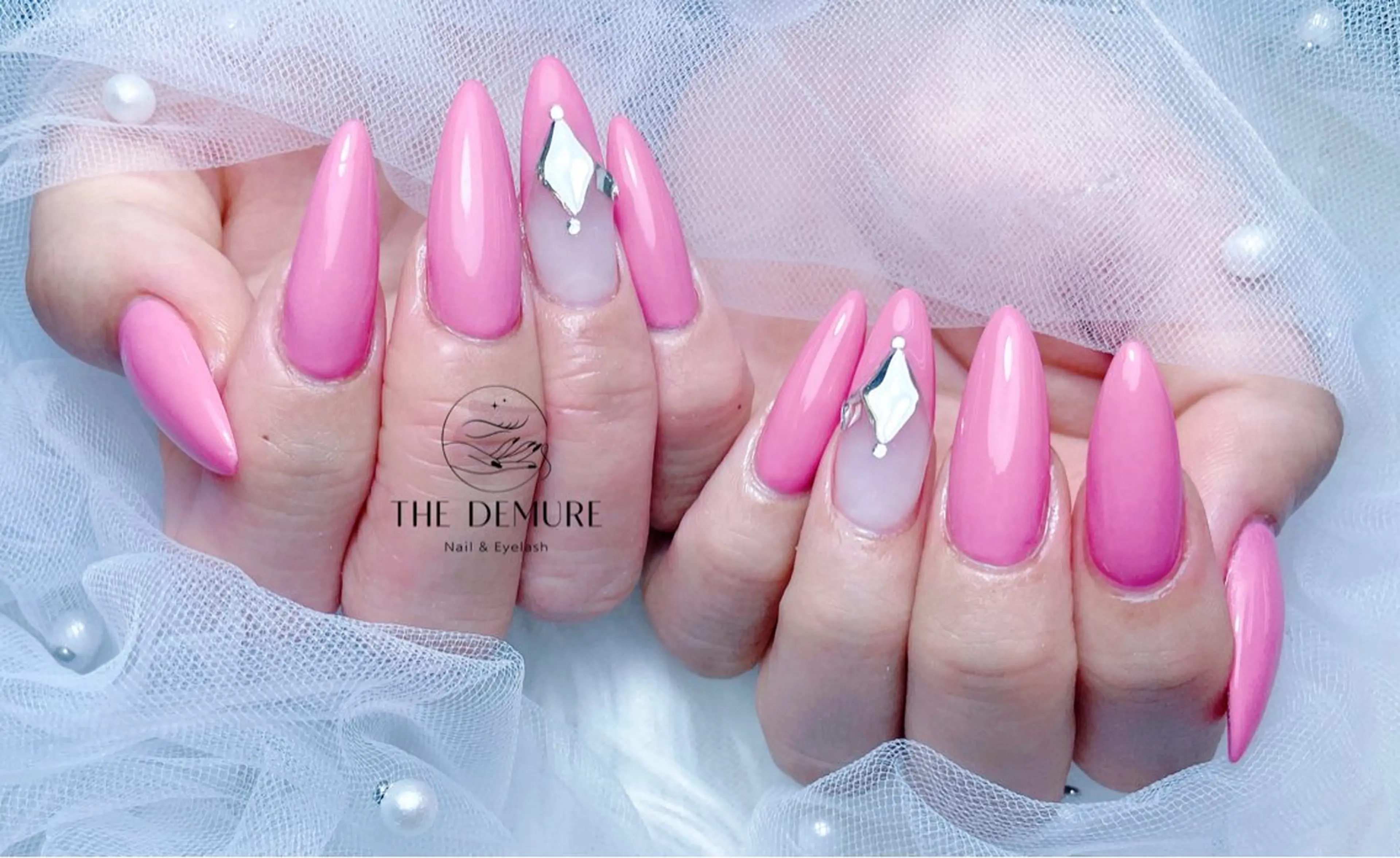 ネイル アートネイル キラキラネイル 韓国ネイル 水色 ロングネイル ハンドネイル ハンドケア NailDemure 【銀座店】のネイルデザイン