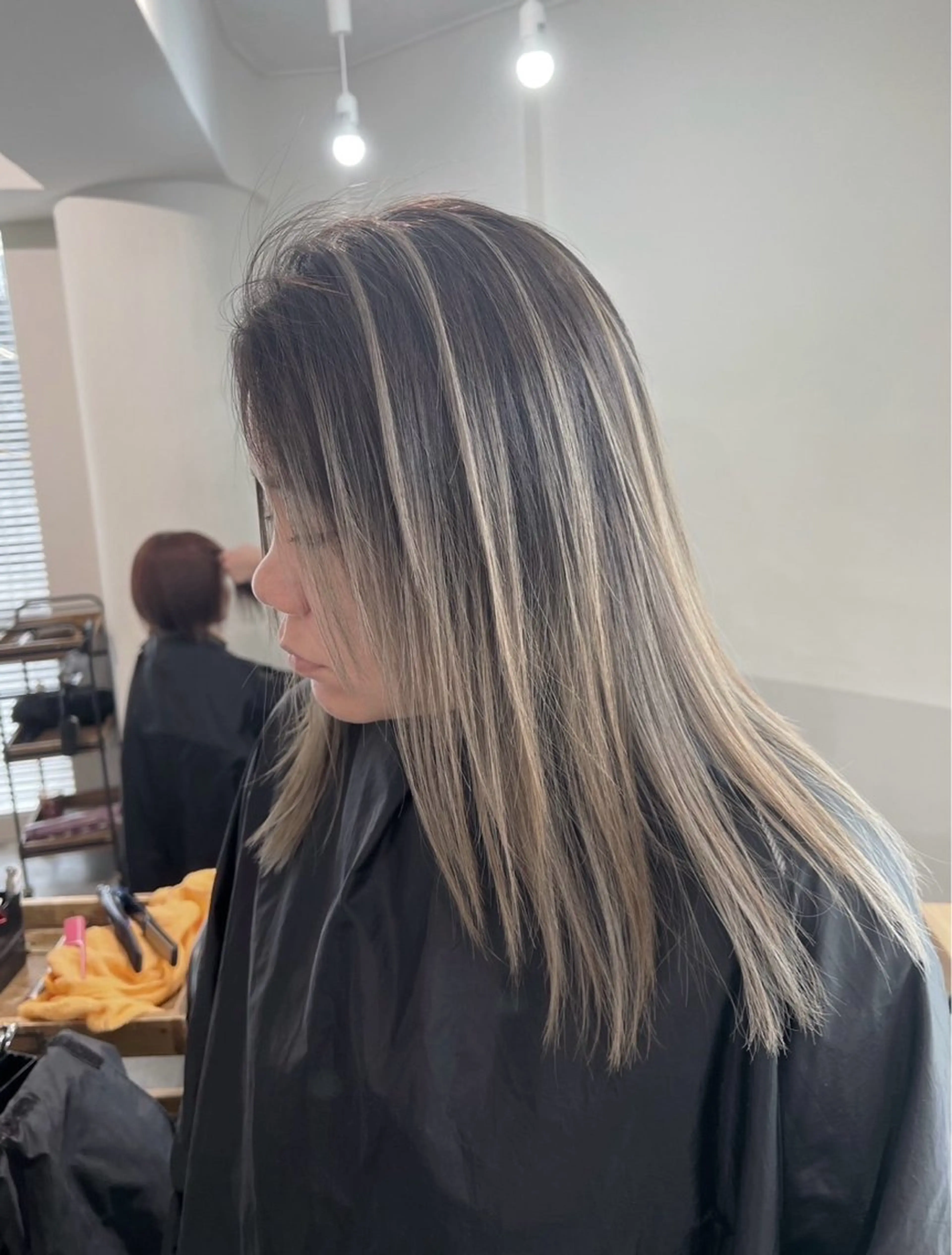 ミディアム カラー バレイヤージュ ベージュカラー ホワイトベージュ レイヤーカット ヘアカラー ROBIN所属・指名数No.1 /NAOYAのヘアスタイル