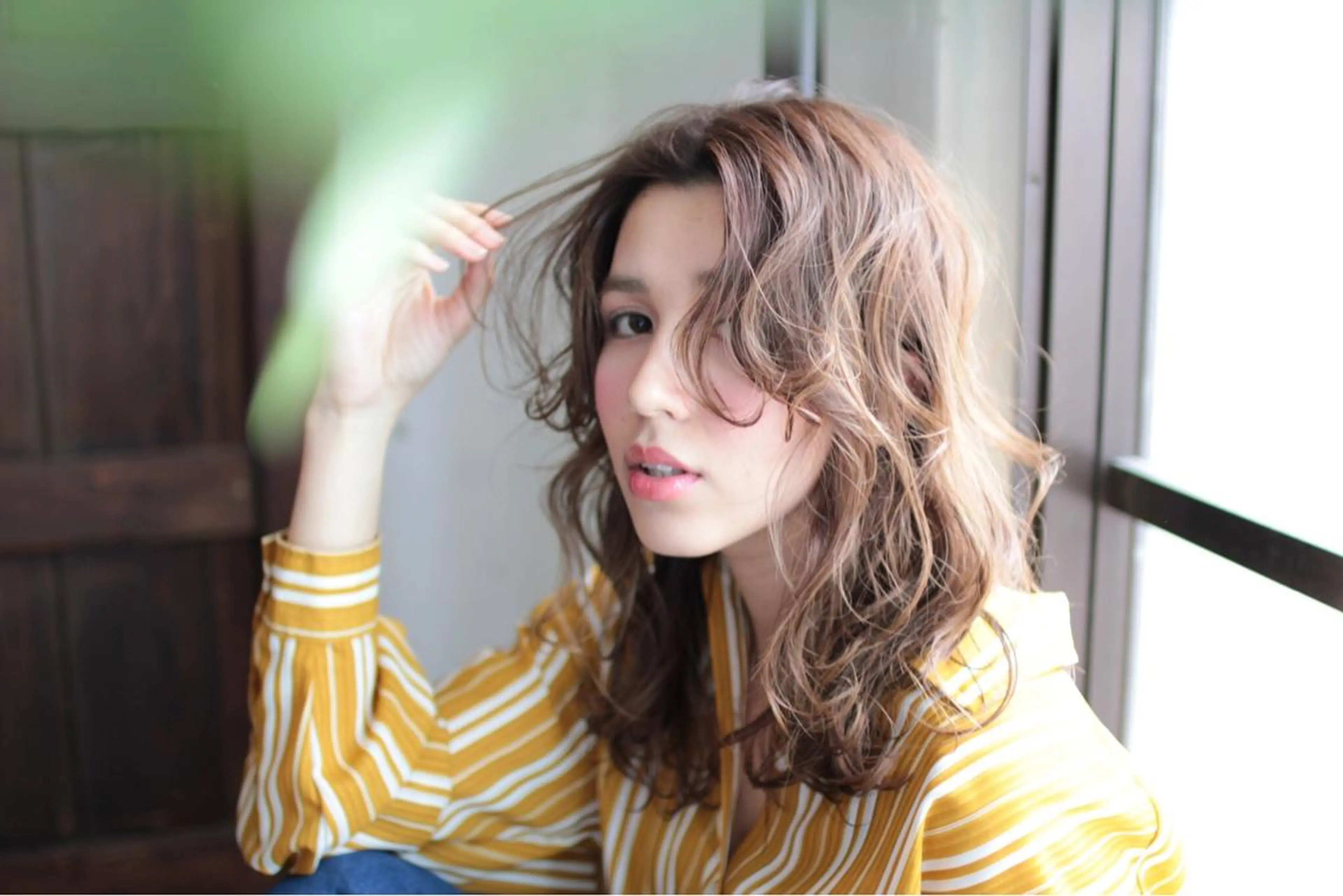セミロング カラー パーマ 岩出 俊のヘアスタイル