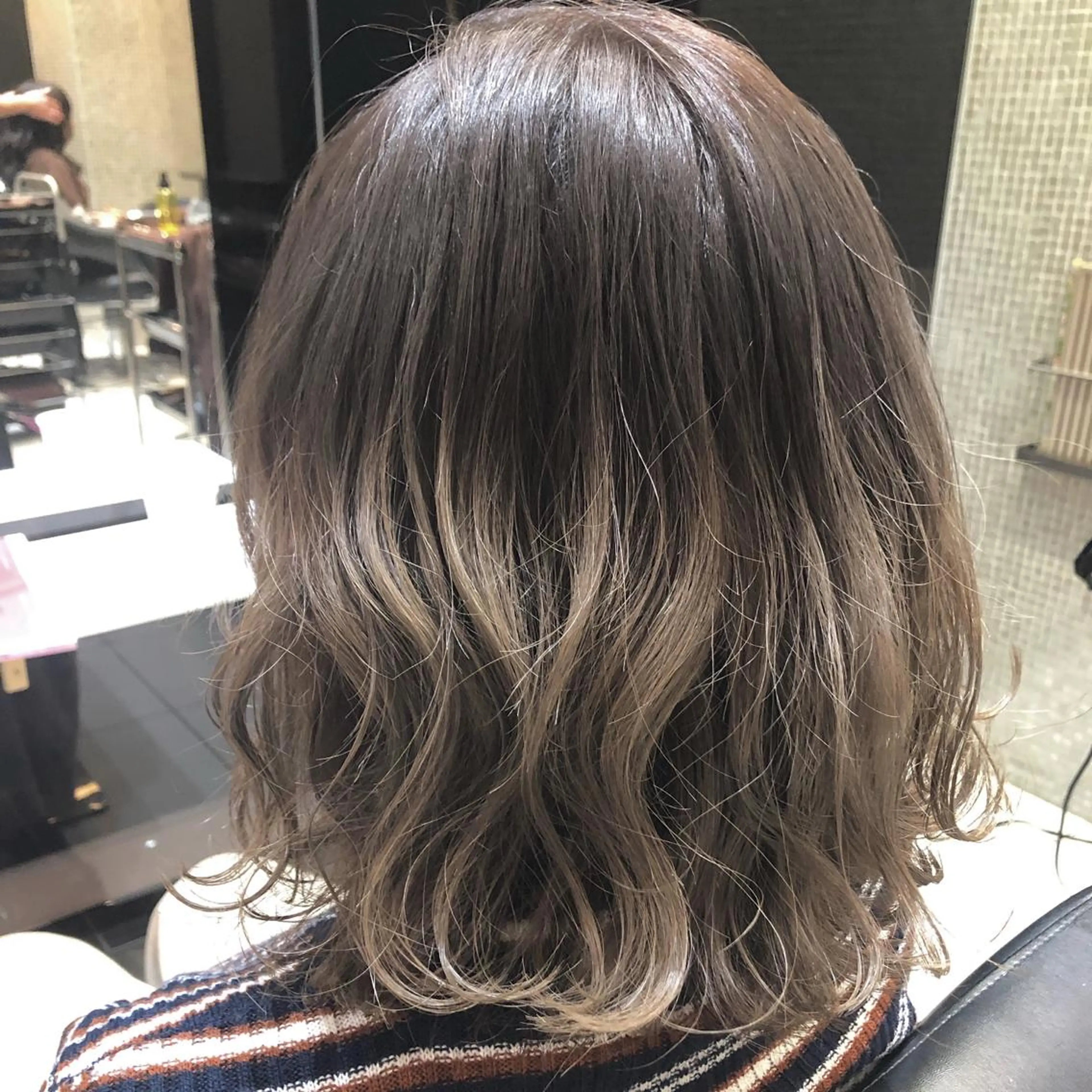 ミディアム カラー グラデーションカラー グレージュ 女性リピ90%🍨 🩷佐藤みずきのヘアスタイル