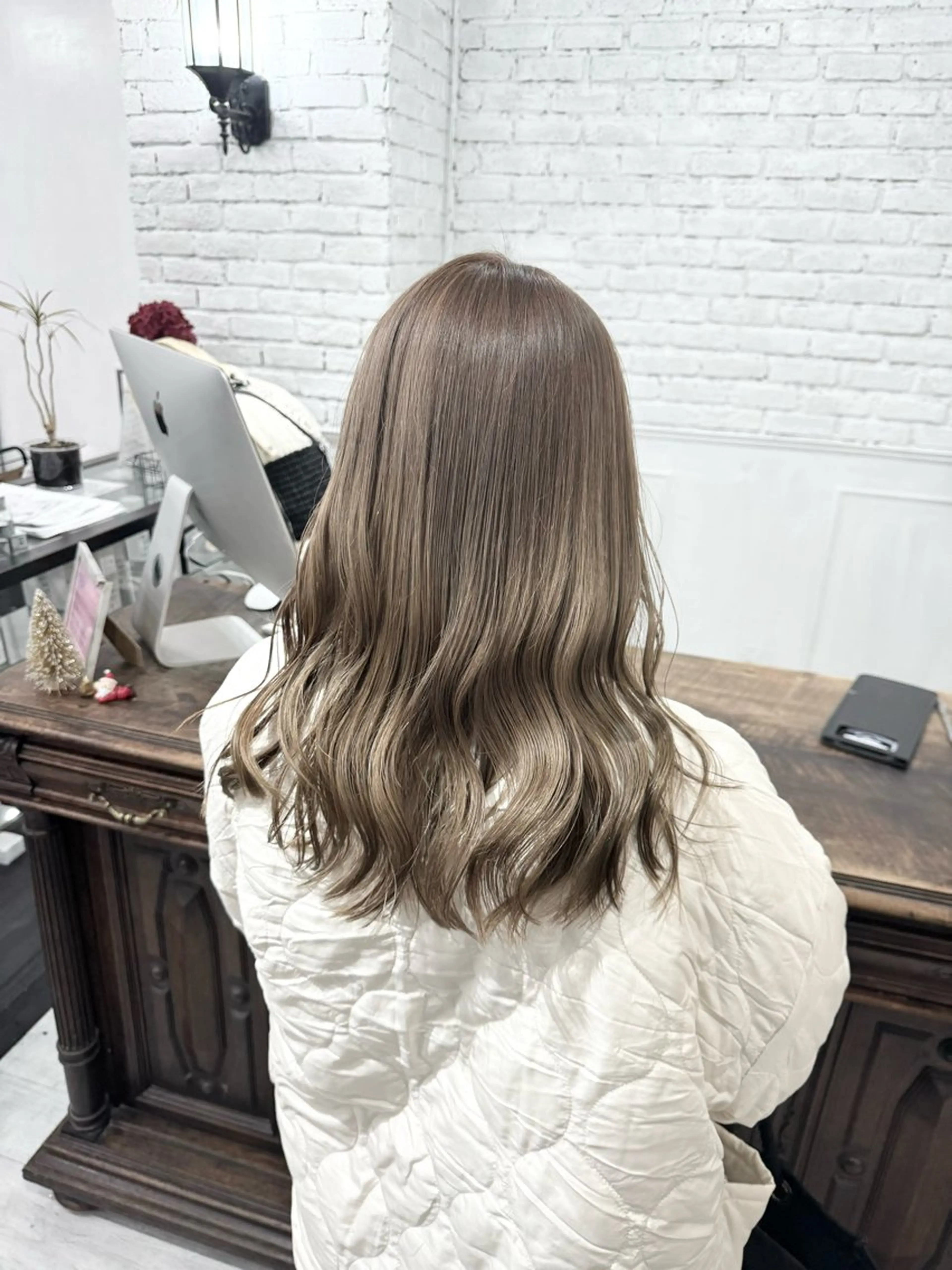 ロング カラー バレイヤージュ ミストバング ベージュカラー ブリーチ 抜きっぱなしブロンド SALOWIN札幌大通り所属・札幌ブリーチカラー/ ダブルカラー/ドイのヘアスタイル