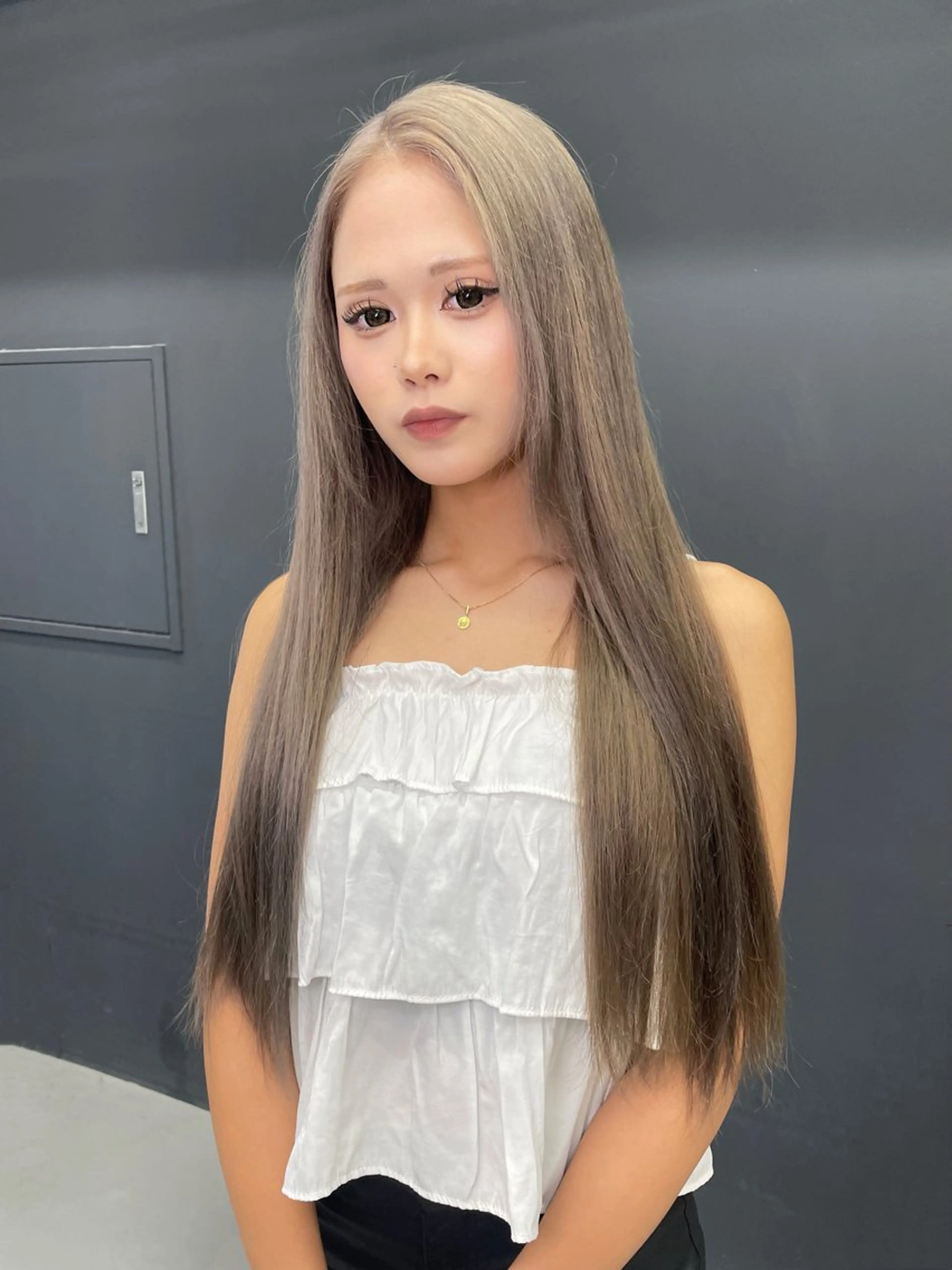 ロング カラー グレージュ シルバー シルバーグレージュ ヘアカラー トリートメント カットモデル/ ハイトーン/ゆうあのヘアスタイル