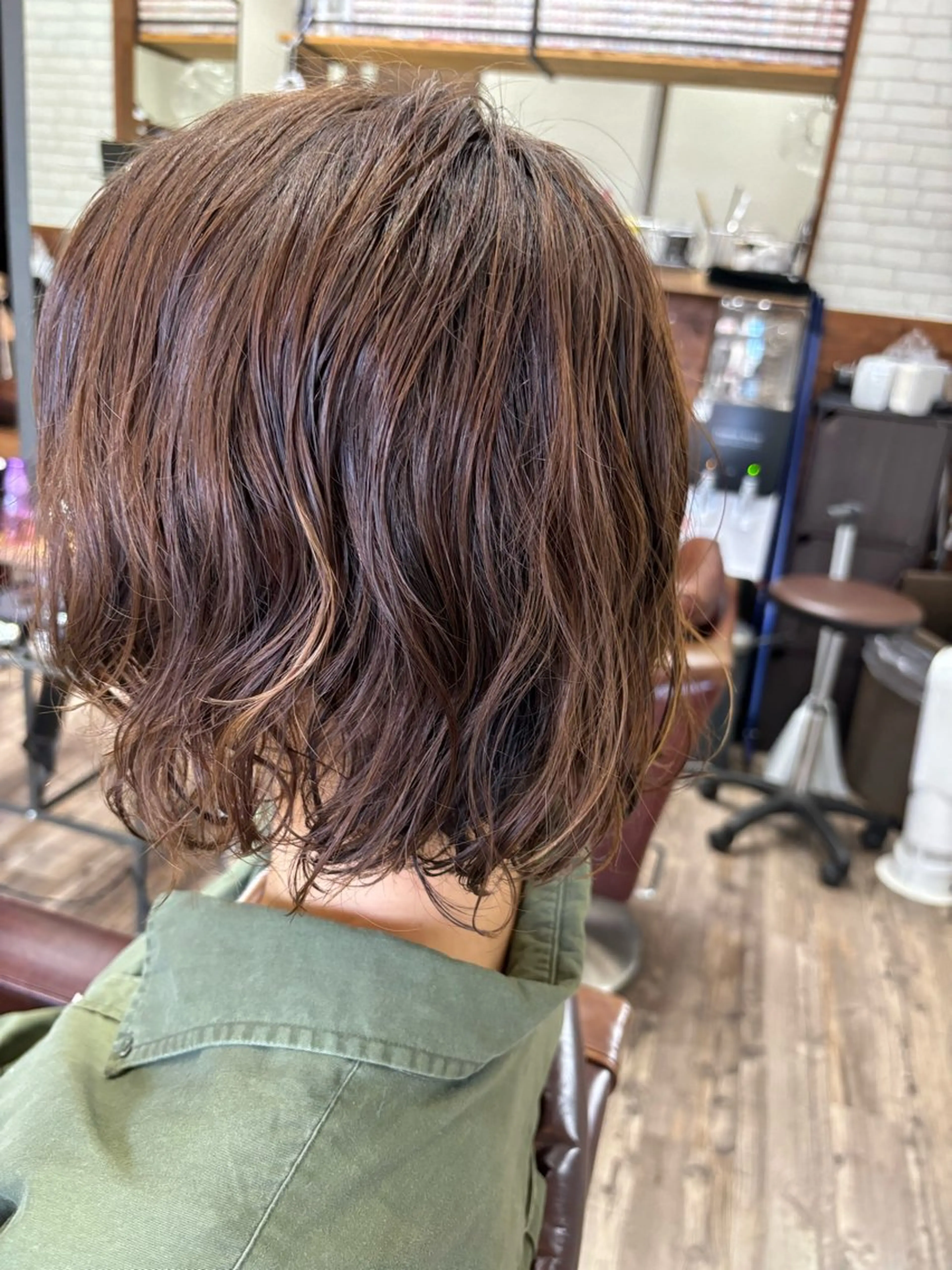 ミディアム パーマ ミディアムパーマ 伸ばしかけ ニュアンスパーマ HAIR MAKE Avalon 橋本店所属・💎白髪染めも対応 🙆👌山本明菜のヘアスタイル