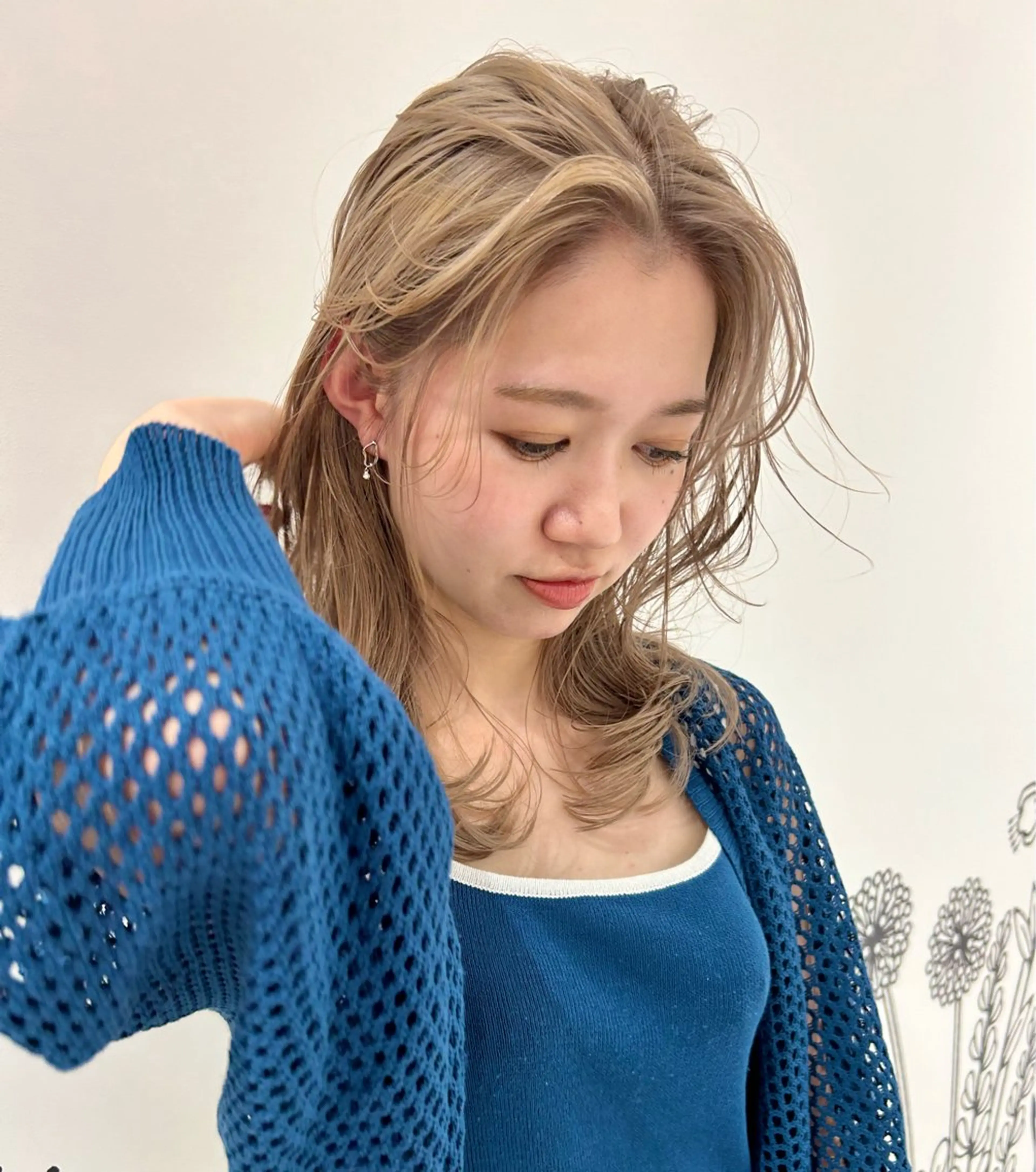 ミディアム カラー ミディアムレイヤー ベージュカラー ハイトーンカラー ハイトーンベージュ レイヤーカット ハイトーン/ブリーチ 似合せカット/パーマのヘアスタイル