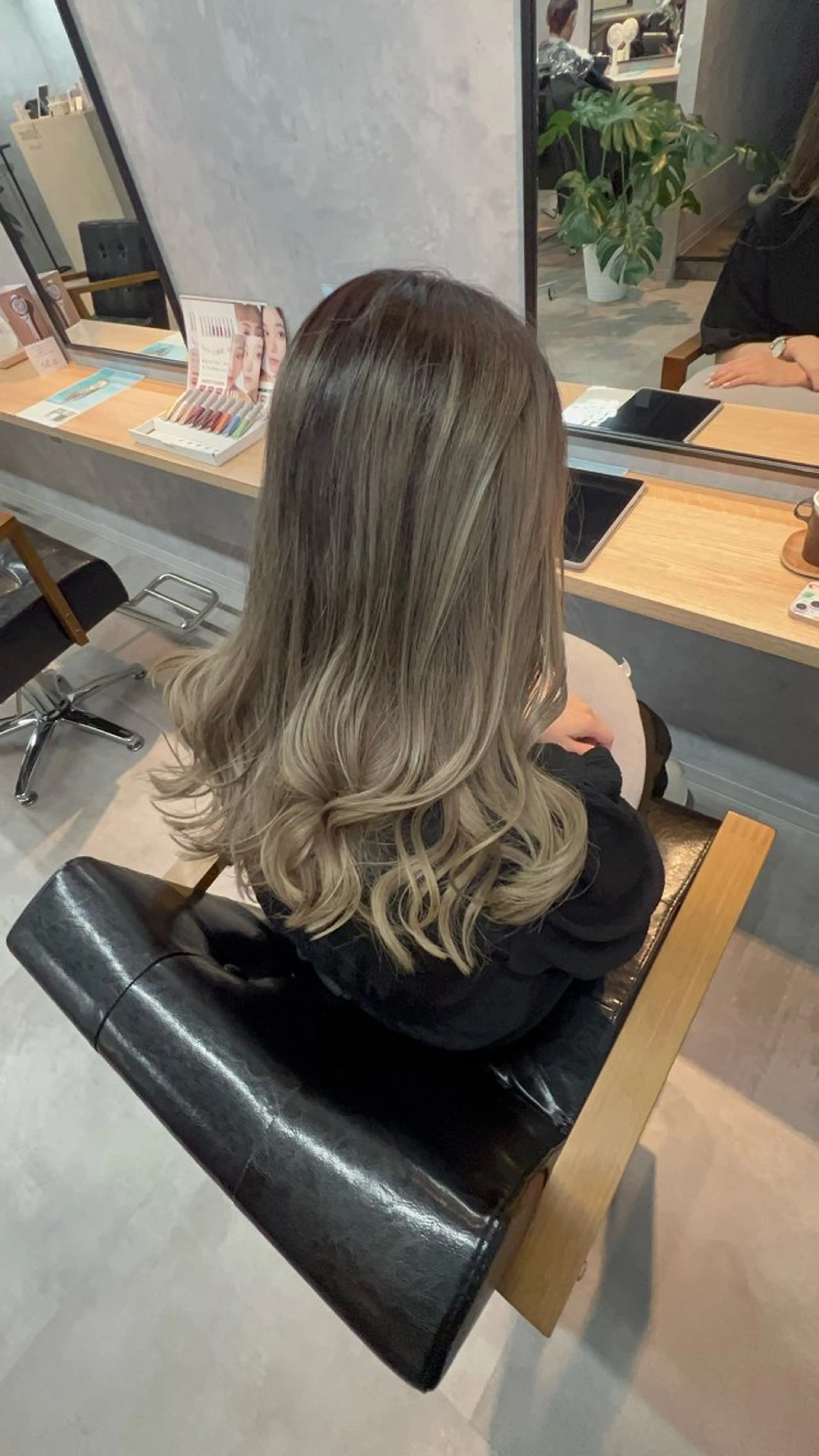 ロング motoトップカラー リスト/ブリーチカラのヘアスタイル