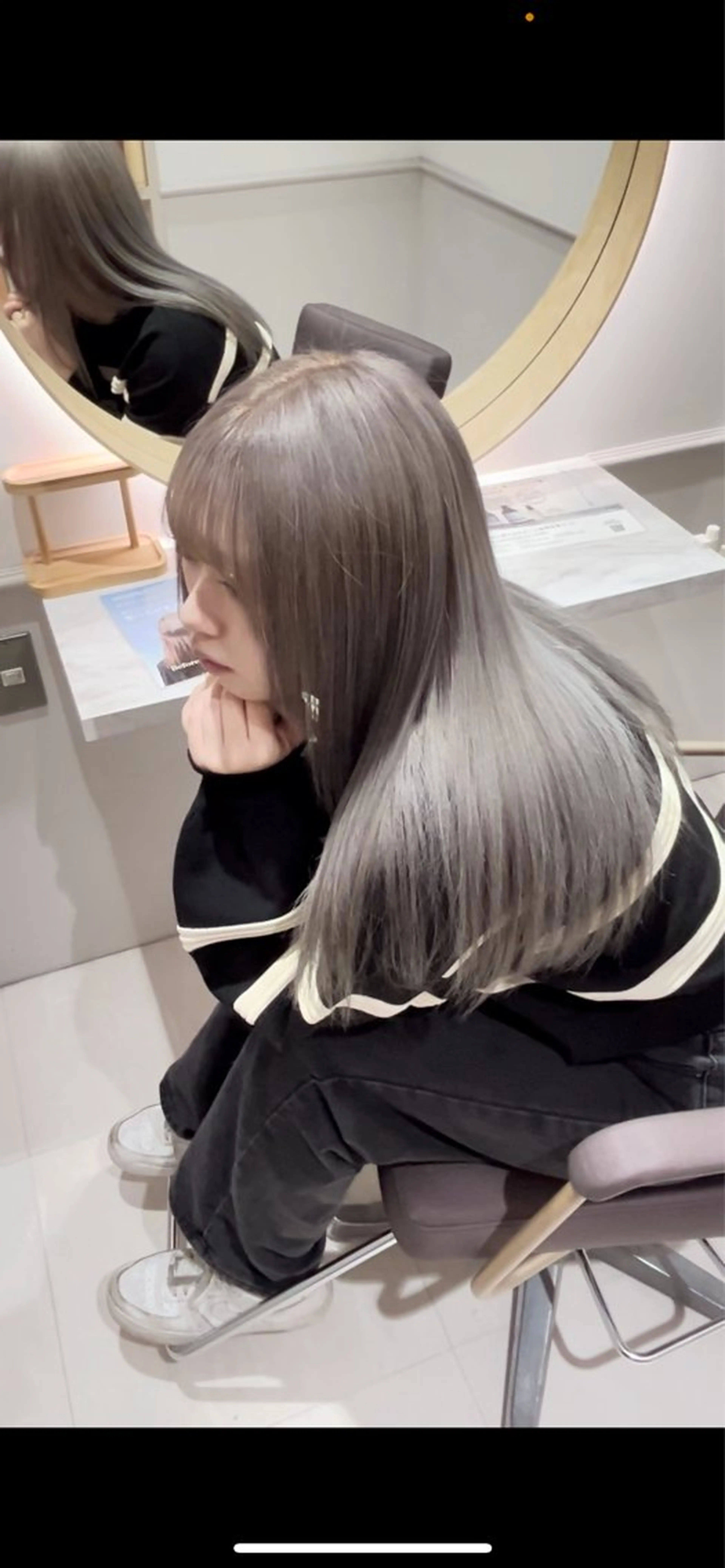 カラー ブリーチ グレージュ ニトウ レイナ🌺🌴🐠のヘアスタイル