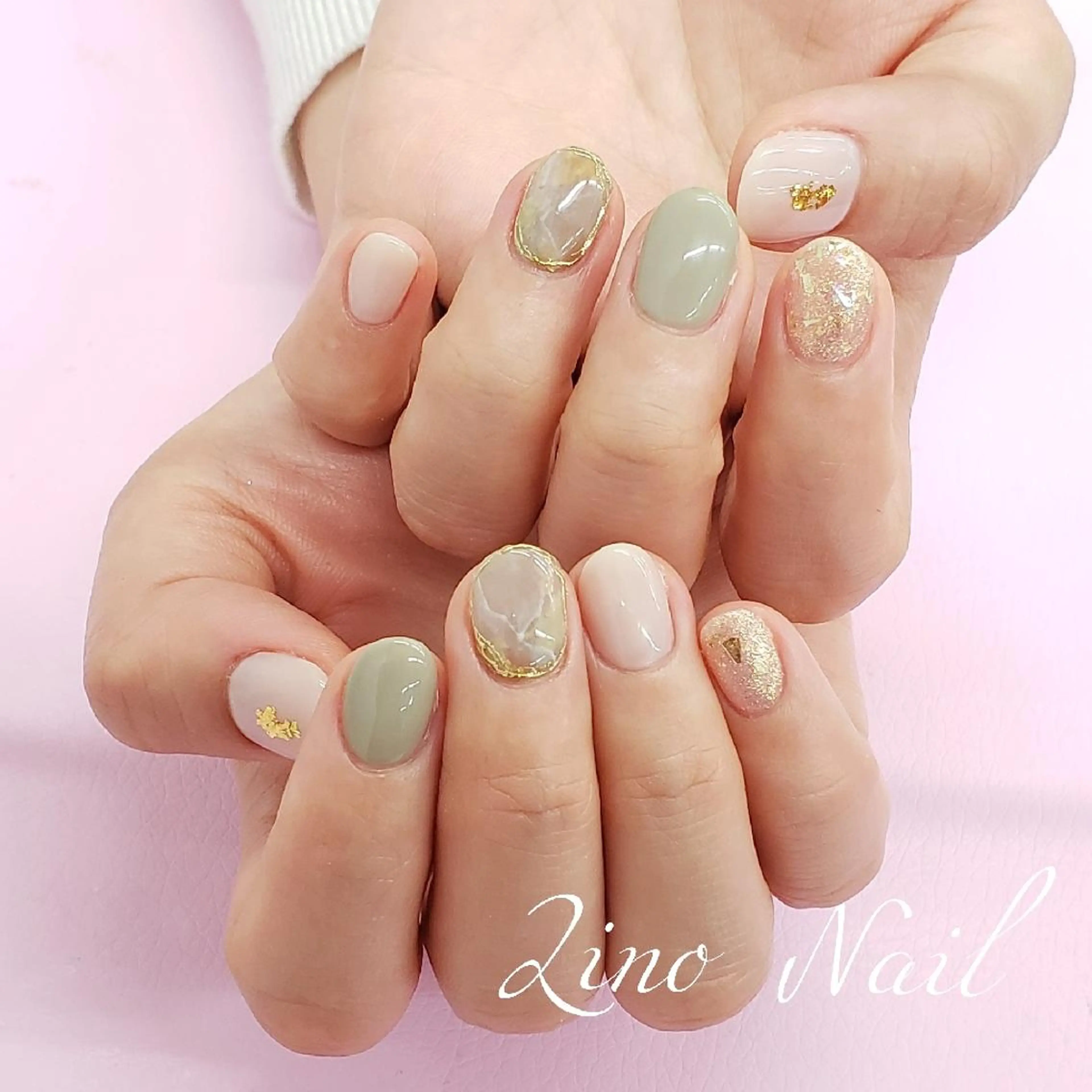 ネイル カジュアル ジェルネイル ゴールド グリーン ラメ(グリッター) ハンドネイル Lino Nailのネイルデザイン
