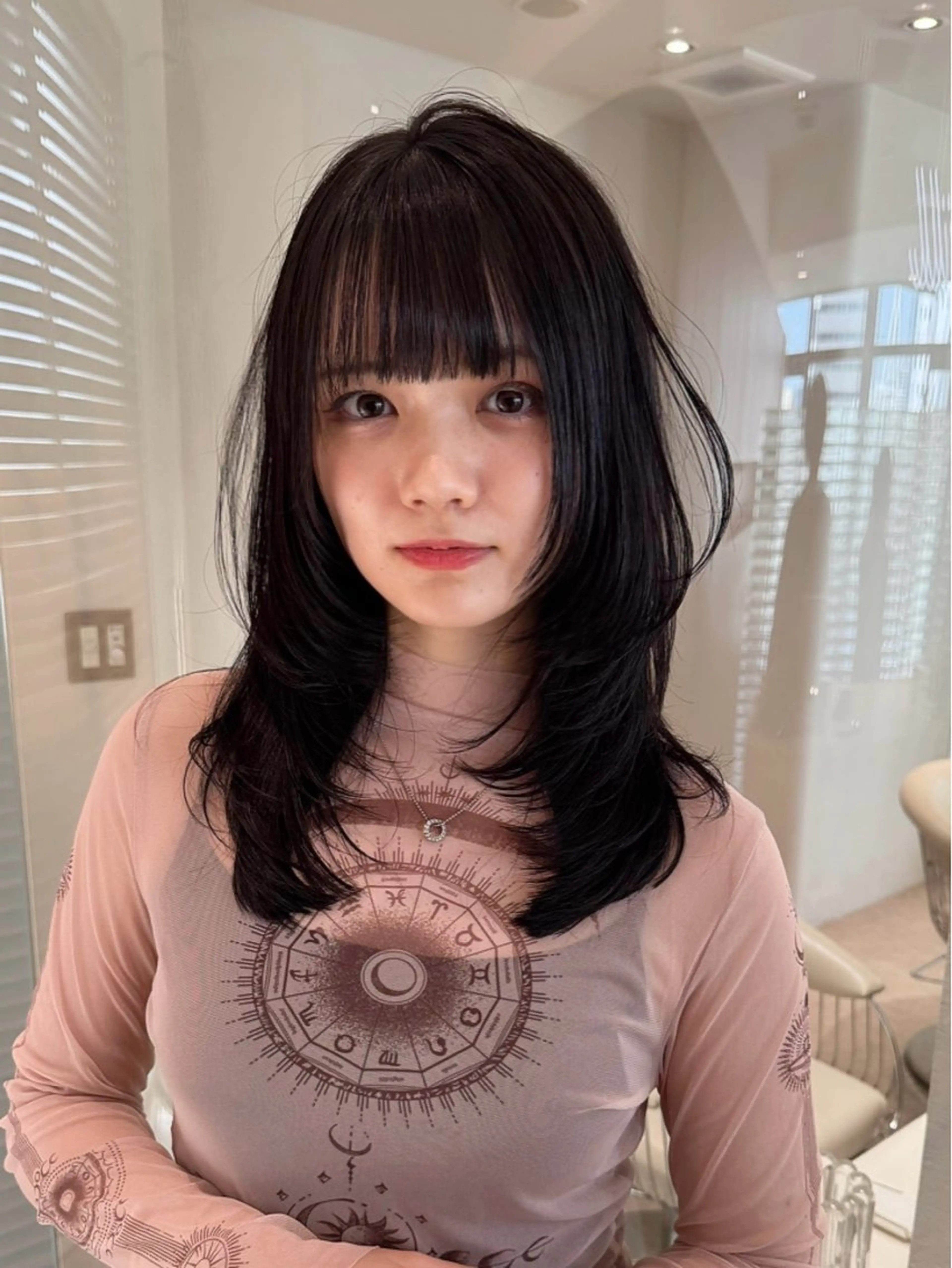 セミロング カラー 黒髪 ブルーカラー ブルーブラック ダークグレー ダークグレージュ カット ヘアカラー トリートメント ヘアセット 韓国レイヤー🇰🇷 韓国研修◎渋谷カイトのヘアスタイル