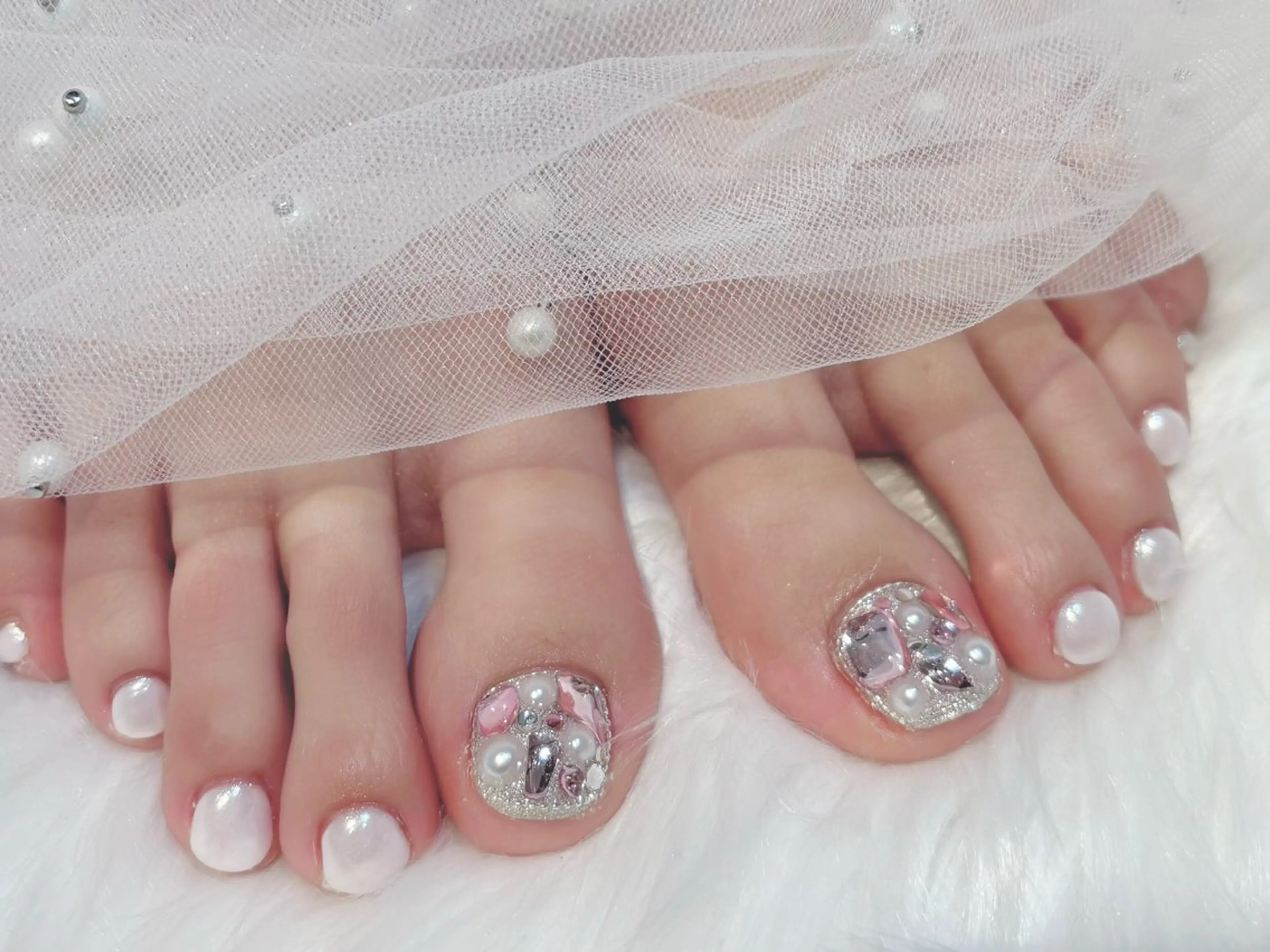ネイル フットネイル キラキラネイル 春ネイル ワンホンネイル ホワイト フットネイル ぷりゅねる 心斎橋のネイルデザイン