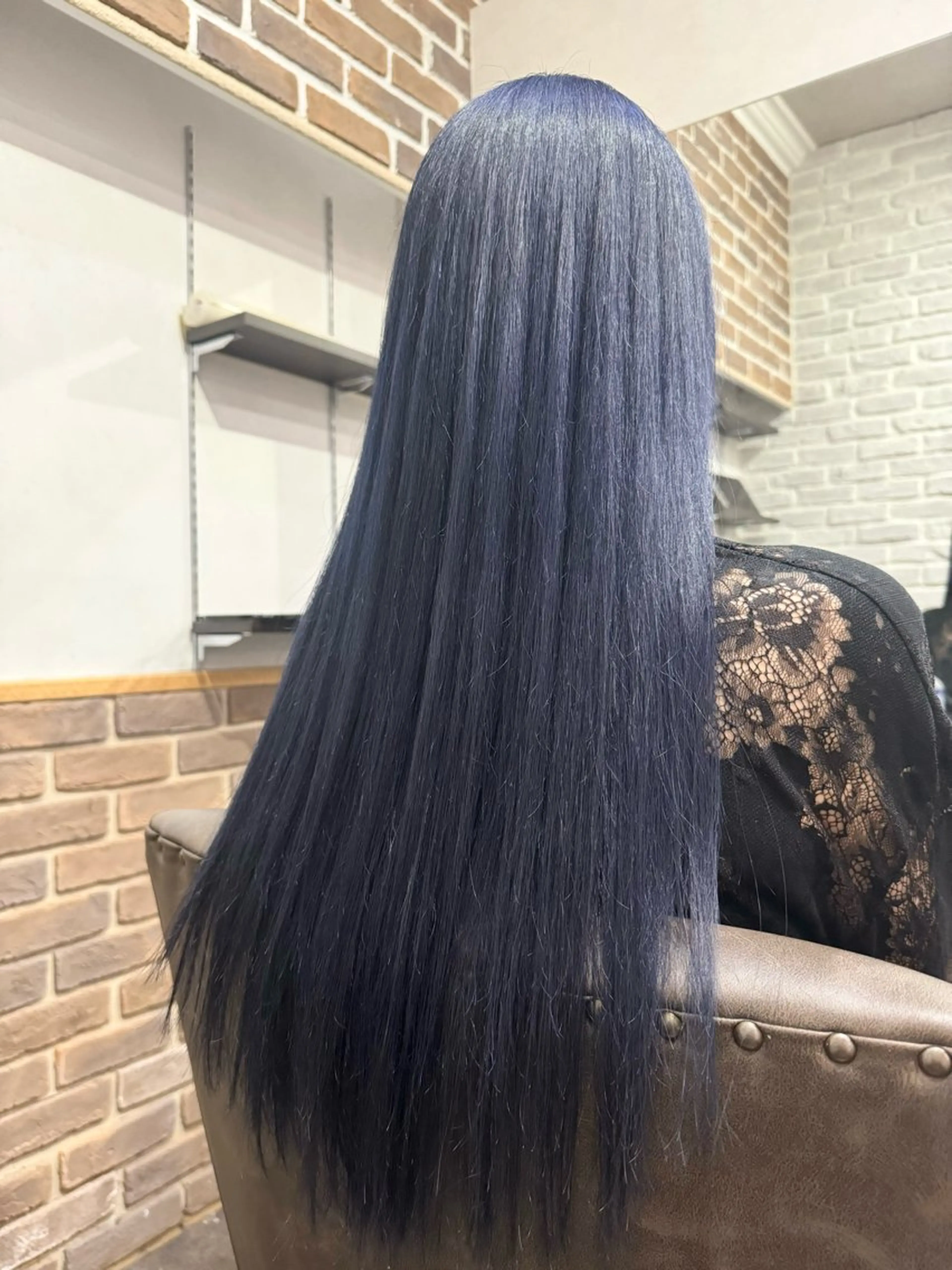 ミディアム カラー ブリーチ ブルーカラー ブルーラベンダー ラベンダーカラー レイヤー/艶カラー 🫧守利のヘアスタイル
