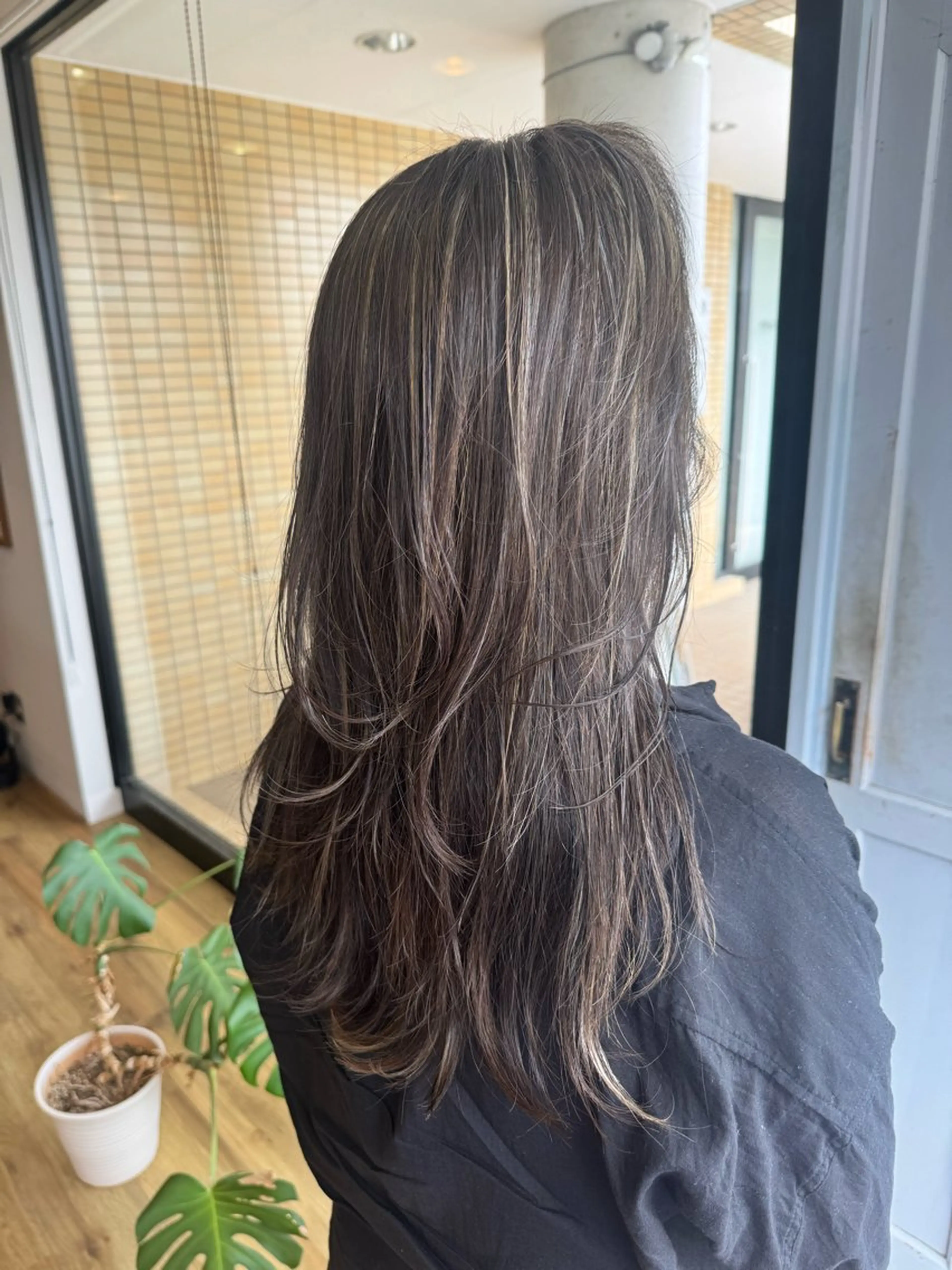 ロング カラー グレージュ ハイライトカラー ハイライト ヘアカラー トリートメント ツキダテ ユイのヘアスタイル