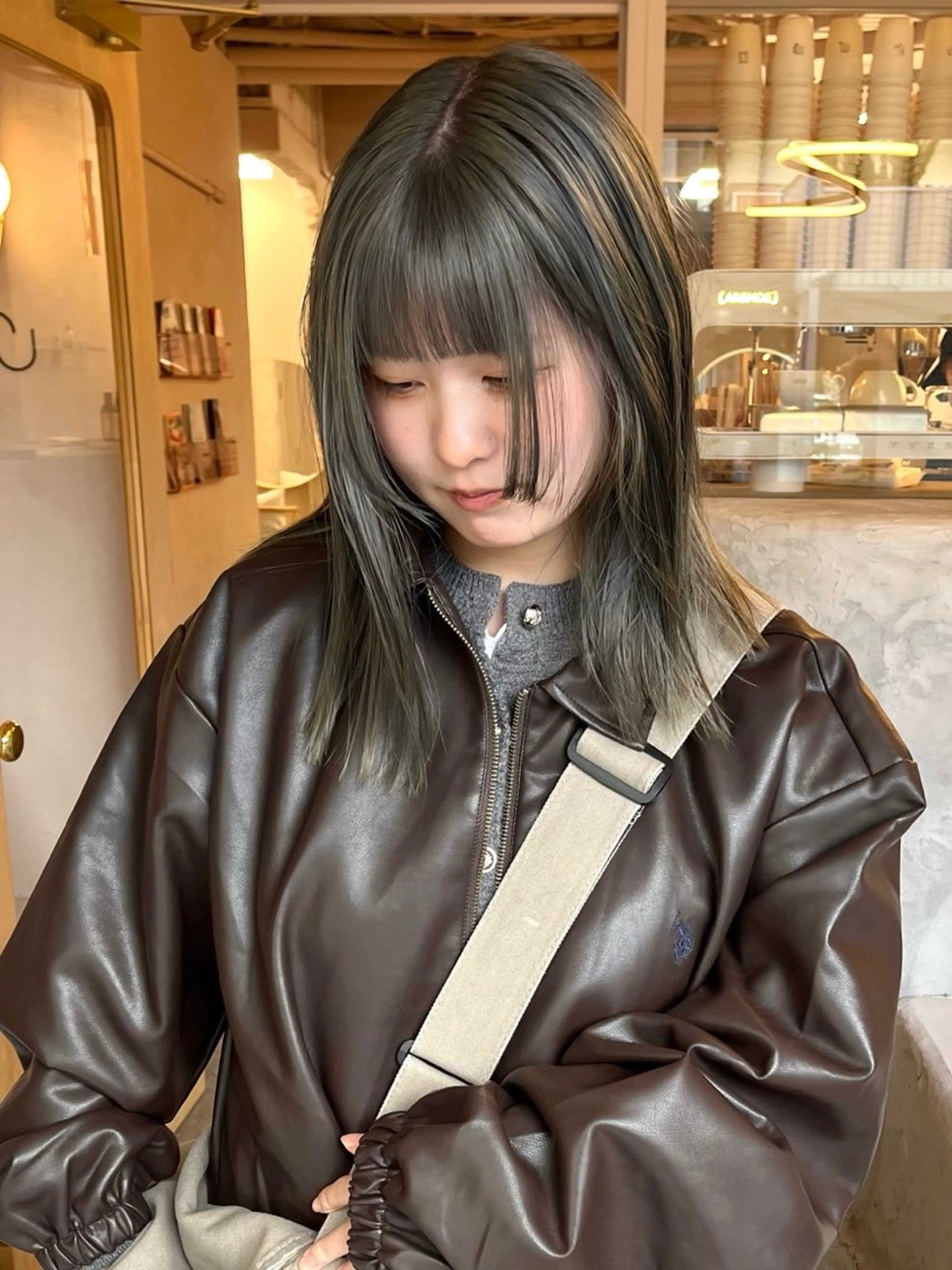 ミディアム カラー ブリーチ グレージュ オリーブグレージュ オリーブグレー カット ヘアカラー トリートメント iru所属・レイヤーカット/ ハイトーン/mikiのヘアスタイル