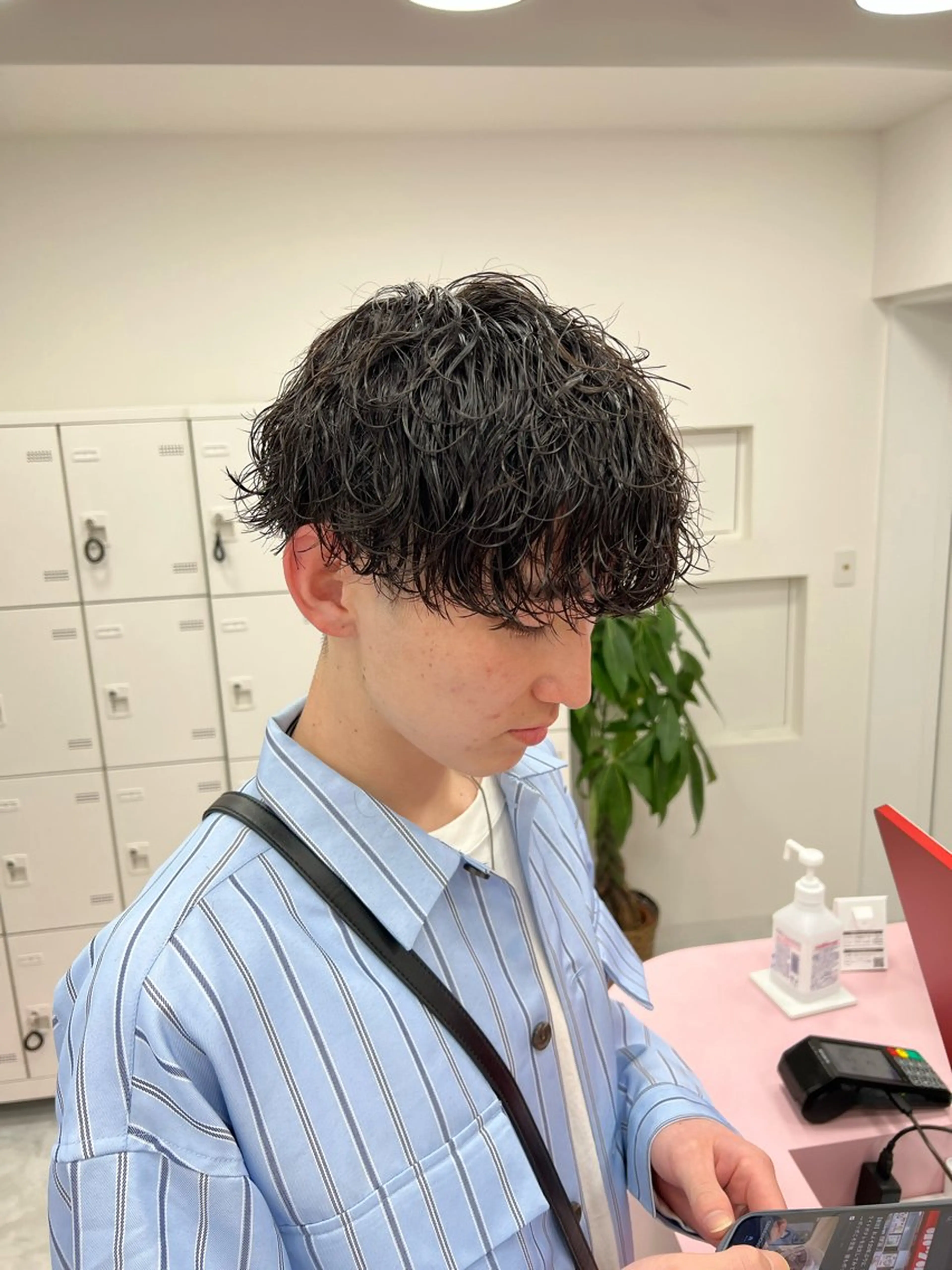 ミディアム パーマ メンズ ミディアムパーマ センターパート メンズ韓国風 韓国マッシュ マッシュウルフ カット ヘアカラー トリートメント ヘッドスパ ヘアセット トレンド/レイヤー うる艶🪞CANDYのヘアスタイル