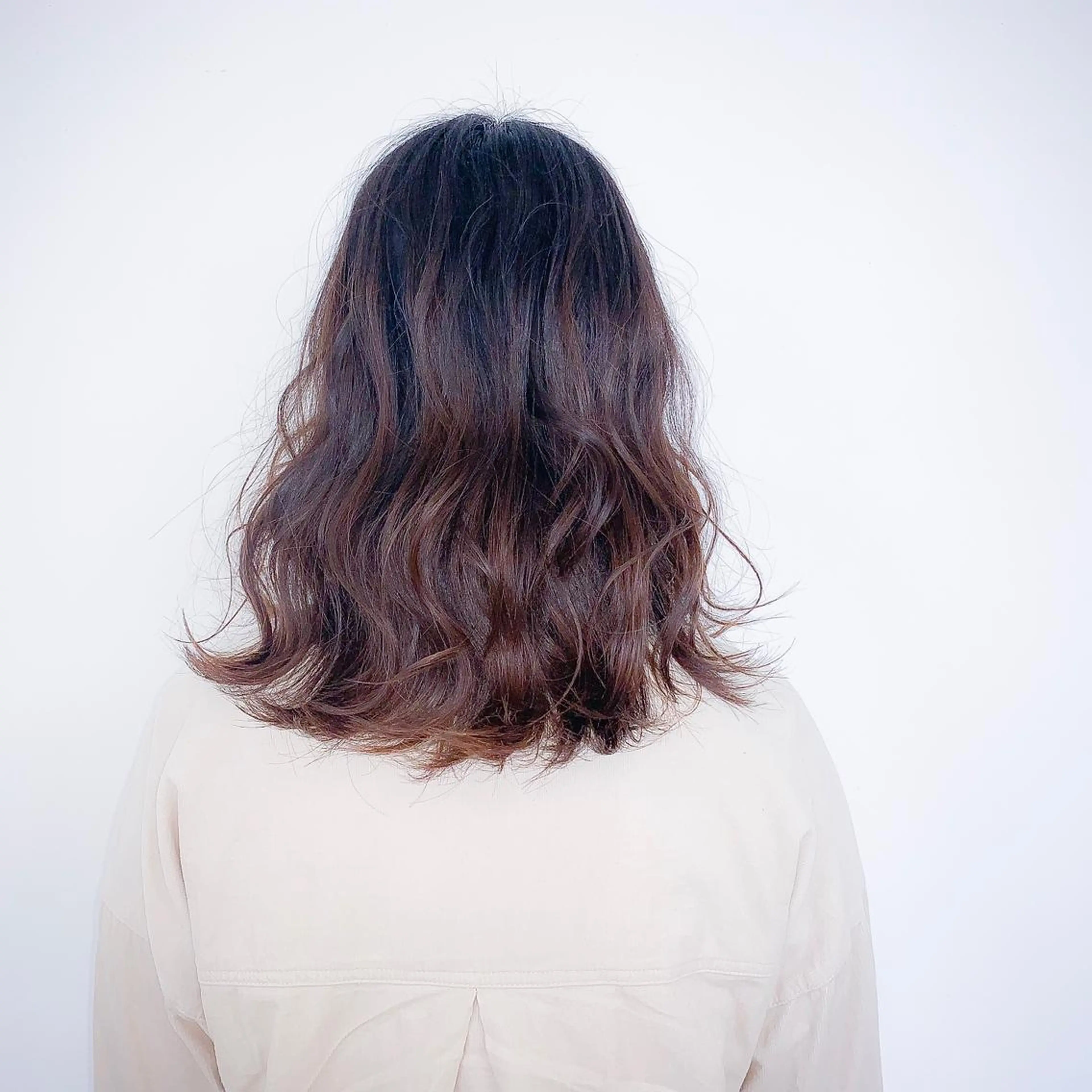 ミディアム レイヤーカット 大阪ウルフカット ハッシュカットのヘアスタイル