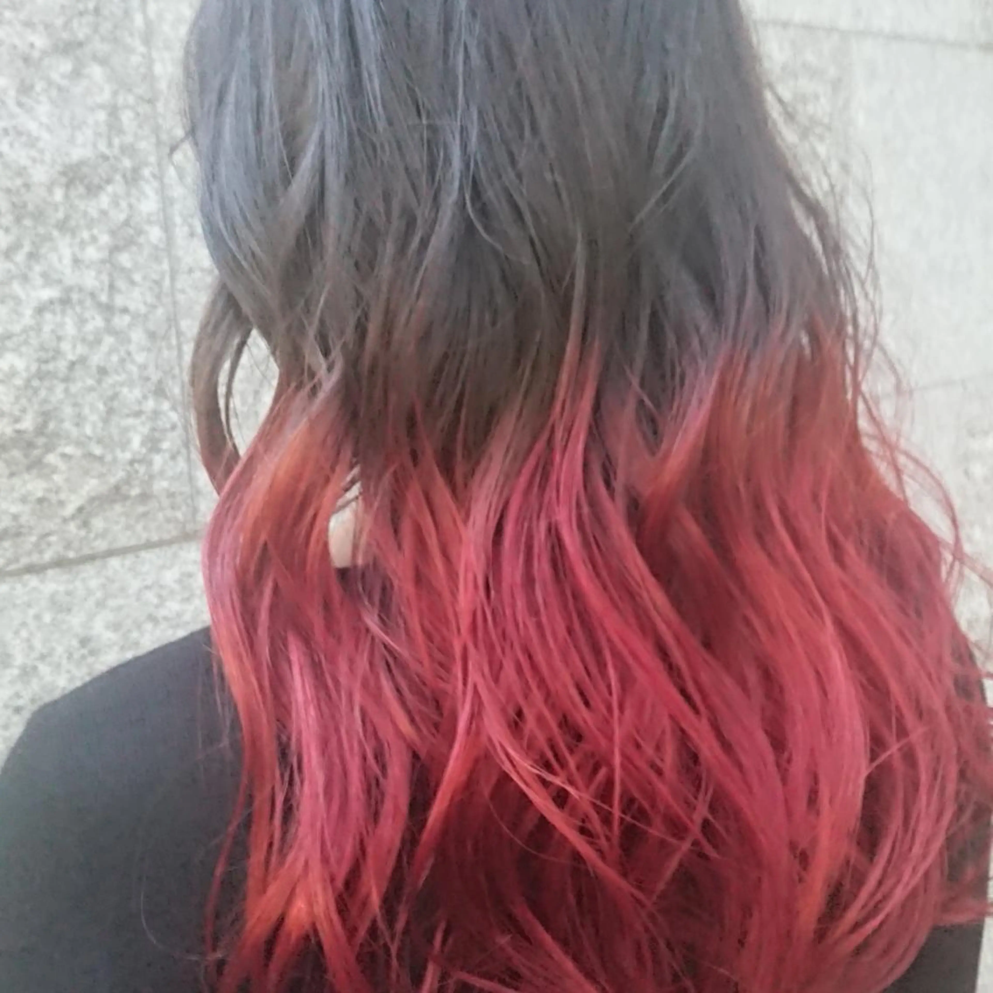 セミロング カラー グラデーションカラー レッドカラー 田邉 俊和のヘアスタイル