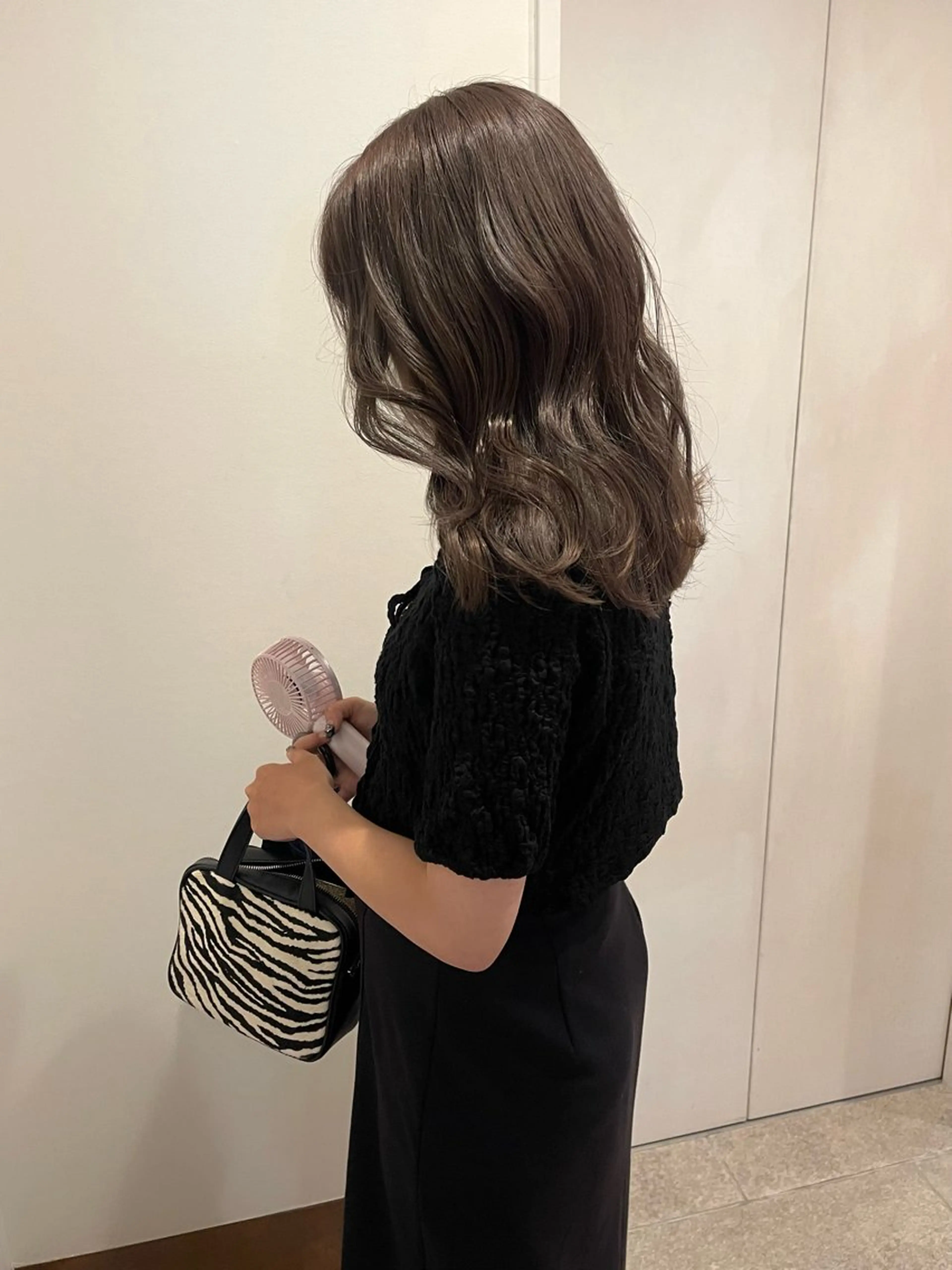 ロング カラー ブリーチ グレージュ 盛れる顔まわり✨🎀 モテカラー別所好葉のヘアスタイル