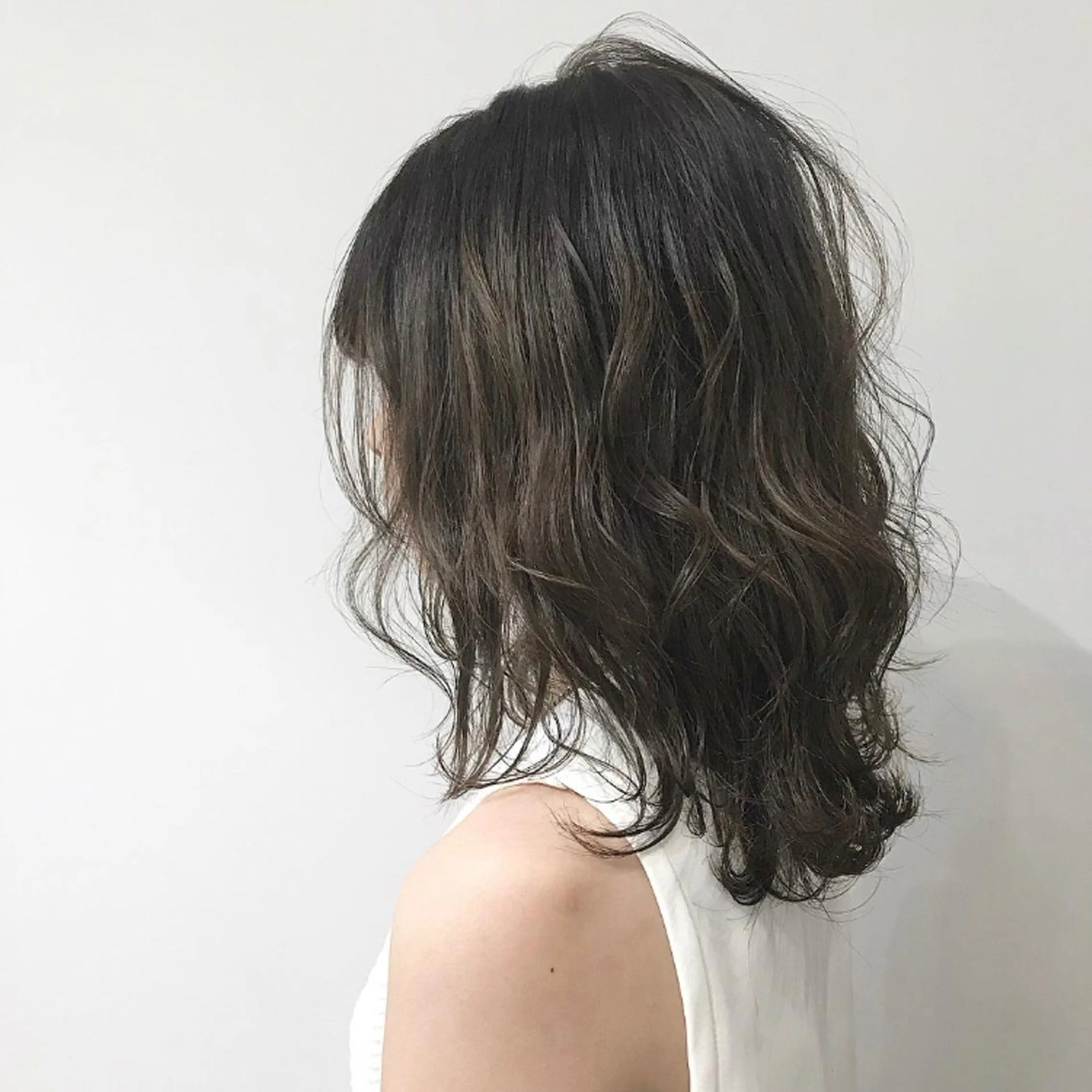 ミディアム カラー アッシュ ベージュカラー ハイライトカラー ハイライト ヘアカラー トリートメント レイヤー/顔周り /AKARIのヘアスタイル