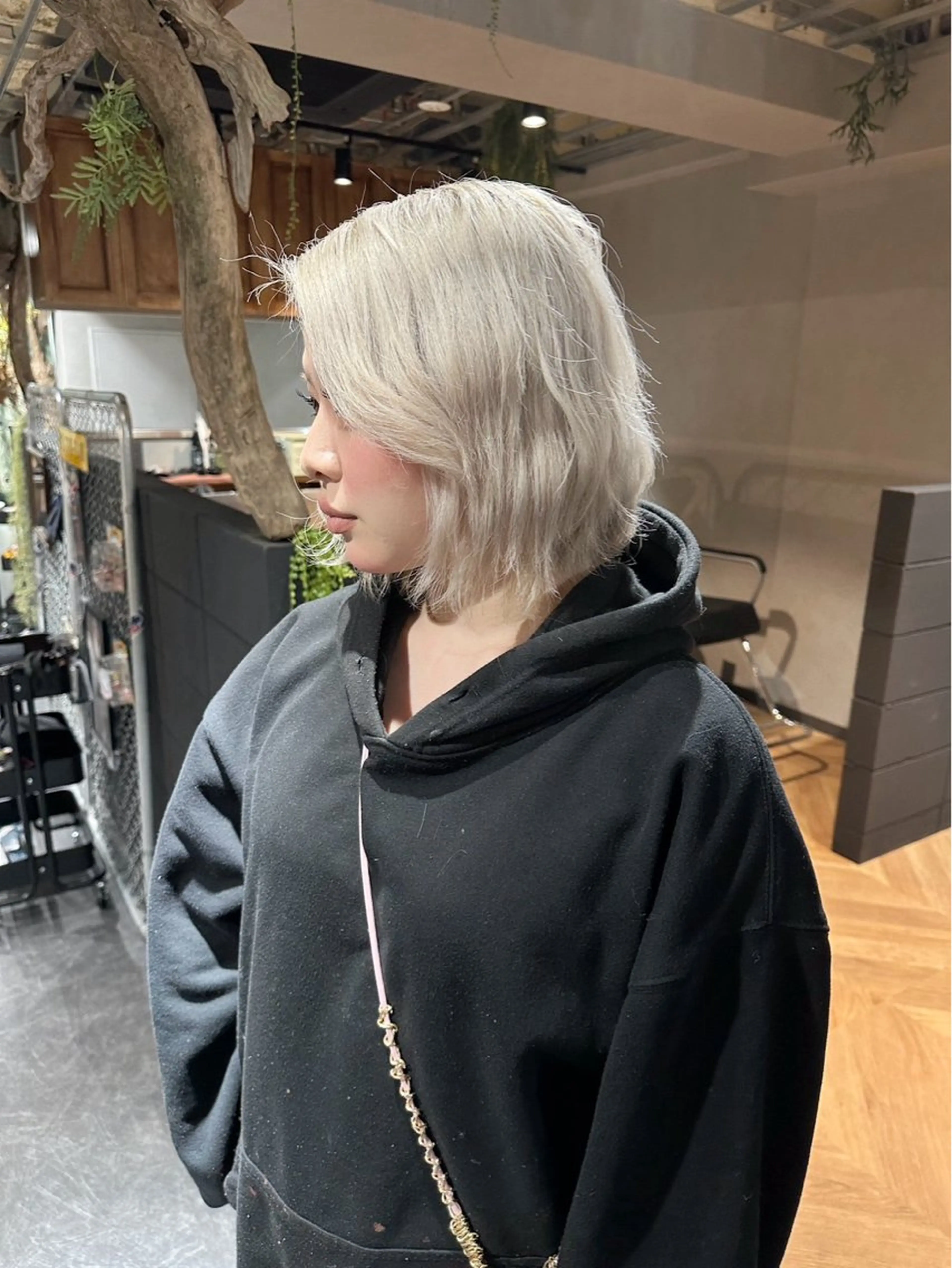 ショート カラー ブリーチ ケアブリーチ ダブルカラー ハイライトカラー ハイトーンカラー カット ヘアカラー トリートメント ravens デザインカラーのヘアスタイル