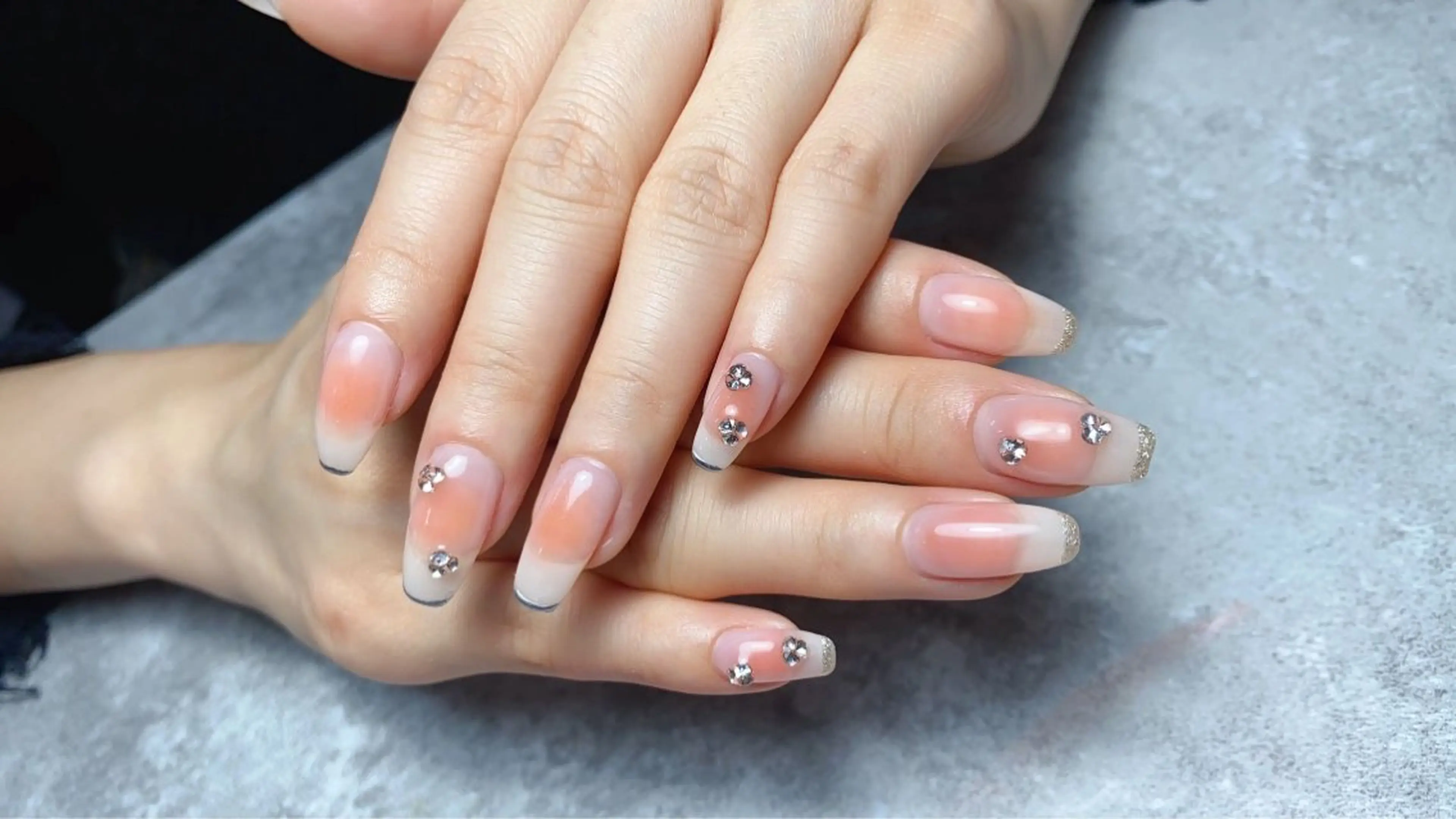 💅【オススメのチークネイル】春大人気ワンホンデザインチークの色も変更可能です,爪の中心ふわと色付く今人気デザインですの写真