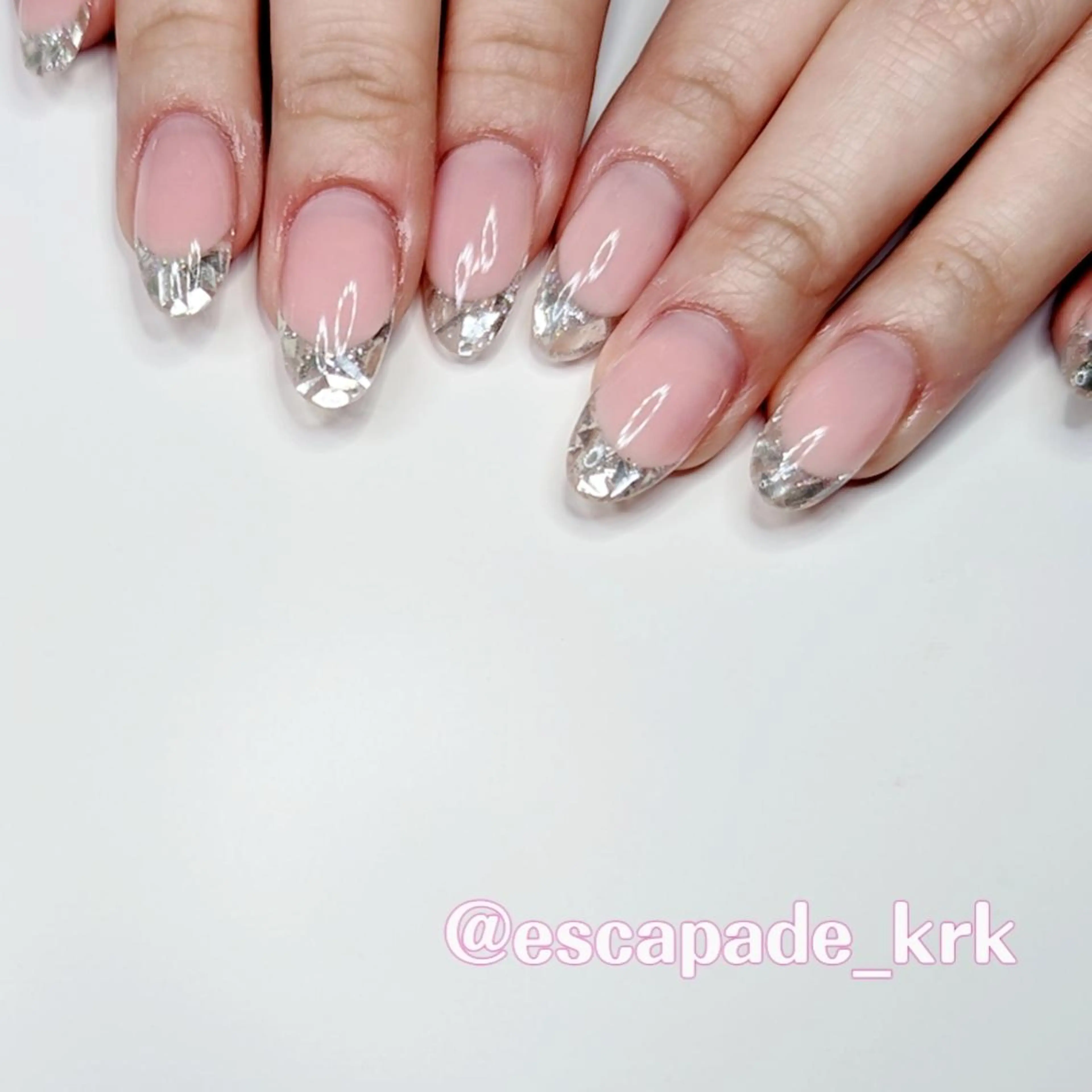 ミディアム ネイル フレンチネイル ガラスフレンチ ハンドネイル クロキ 。のネイルデザイン