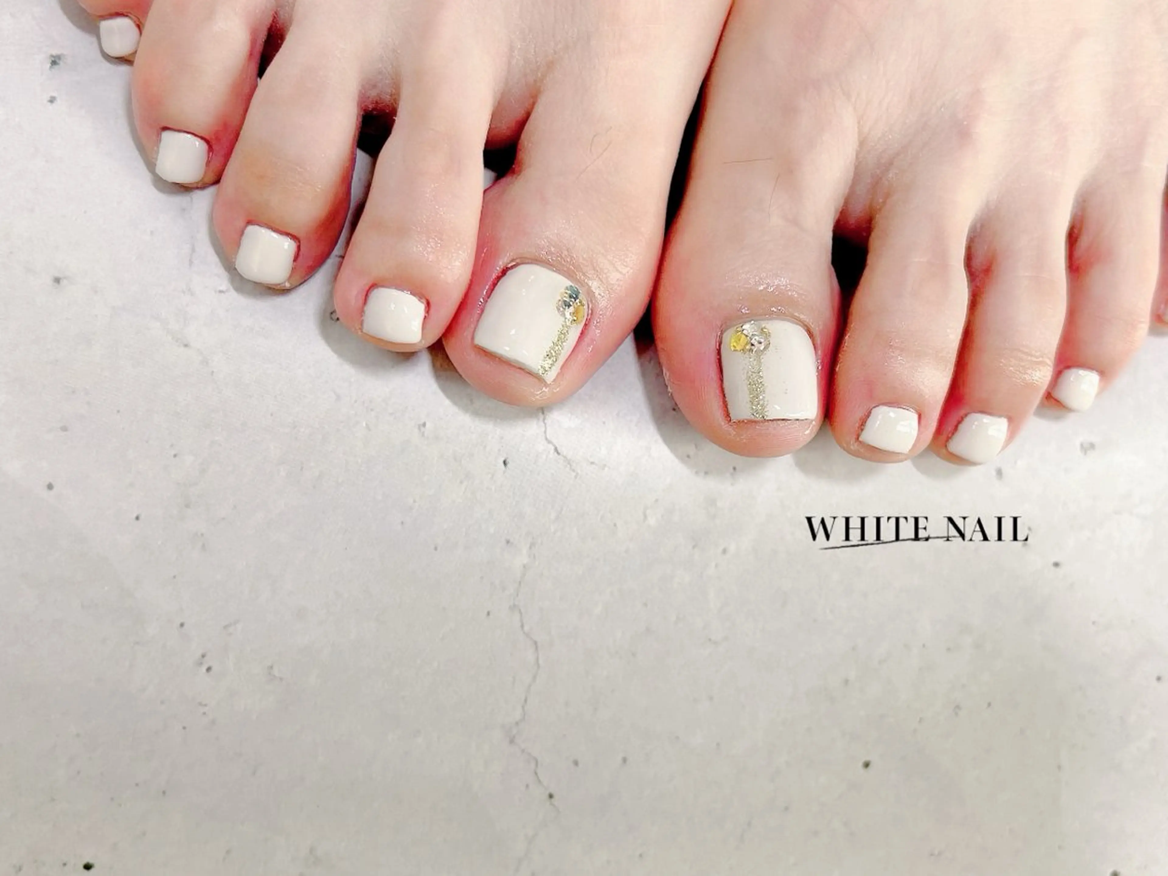 ネイル ワンカラーネイル シンプルネイル フットネイル WHITE NAIL ホワイトネイルのネイルデザイン