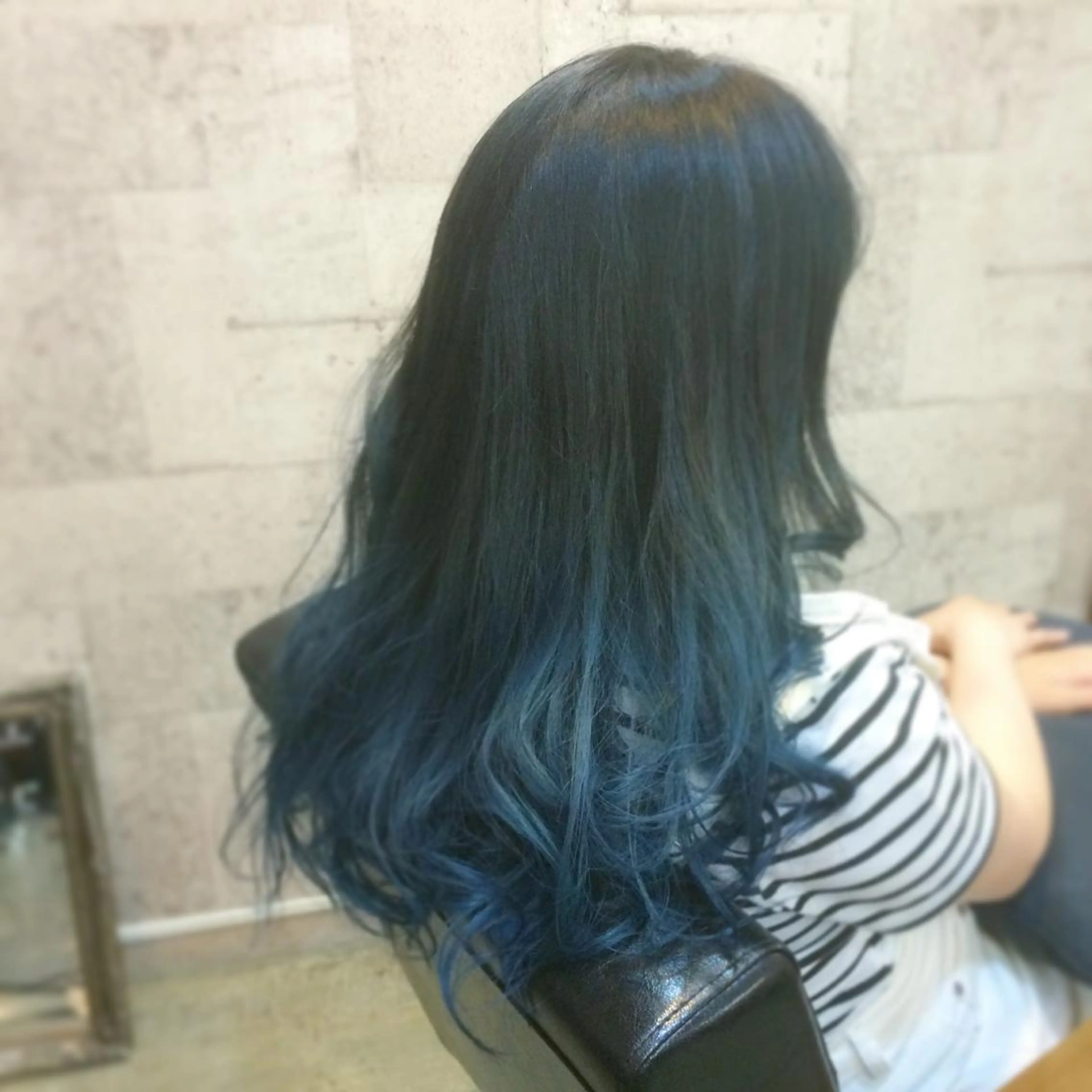 セミロング カラー ブルーカラー ネイビーカラー インナーカラー/天神 ブリーチ/吉田のヘアスタイル