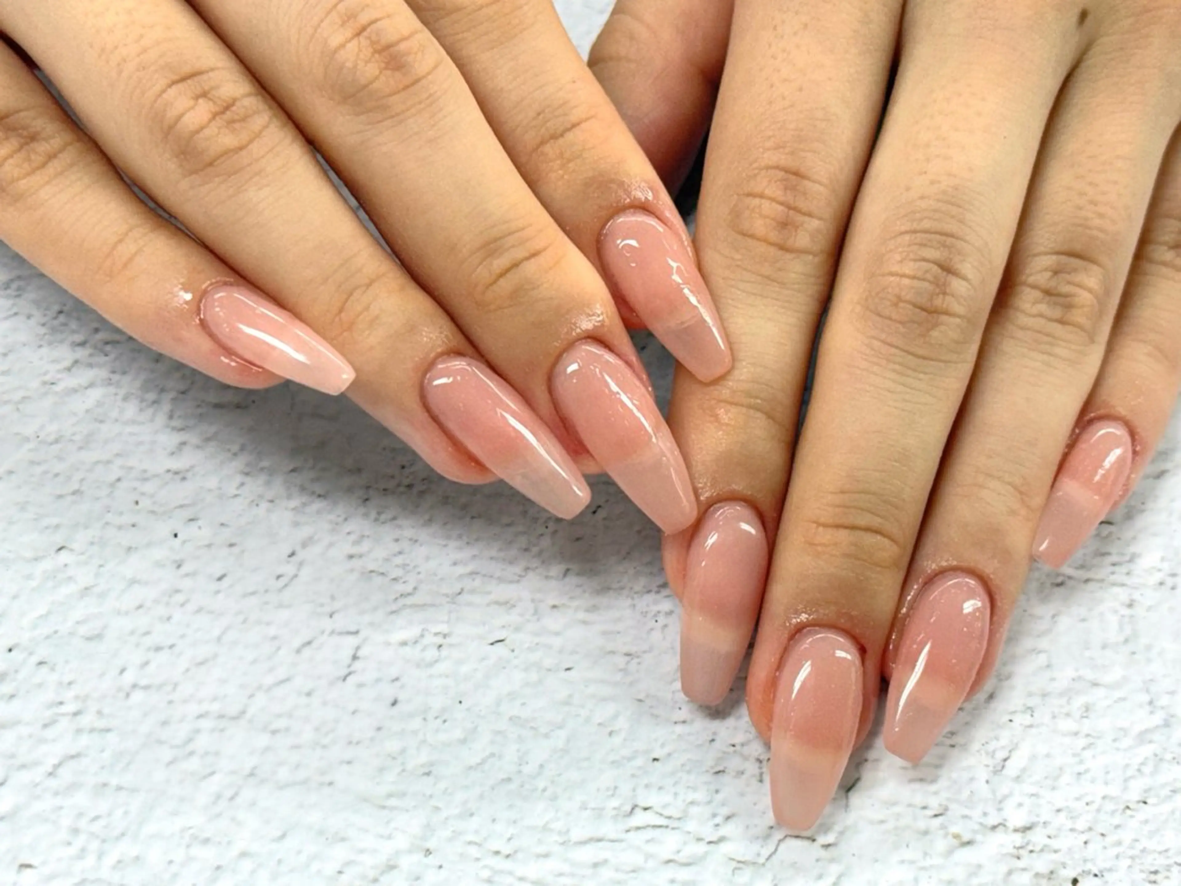 自爪にコンプレックスがある方でも美しく仕上がる💅🤍✨チップ長さだし10本+ワンカラーの写真