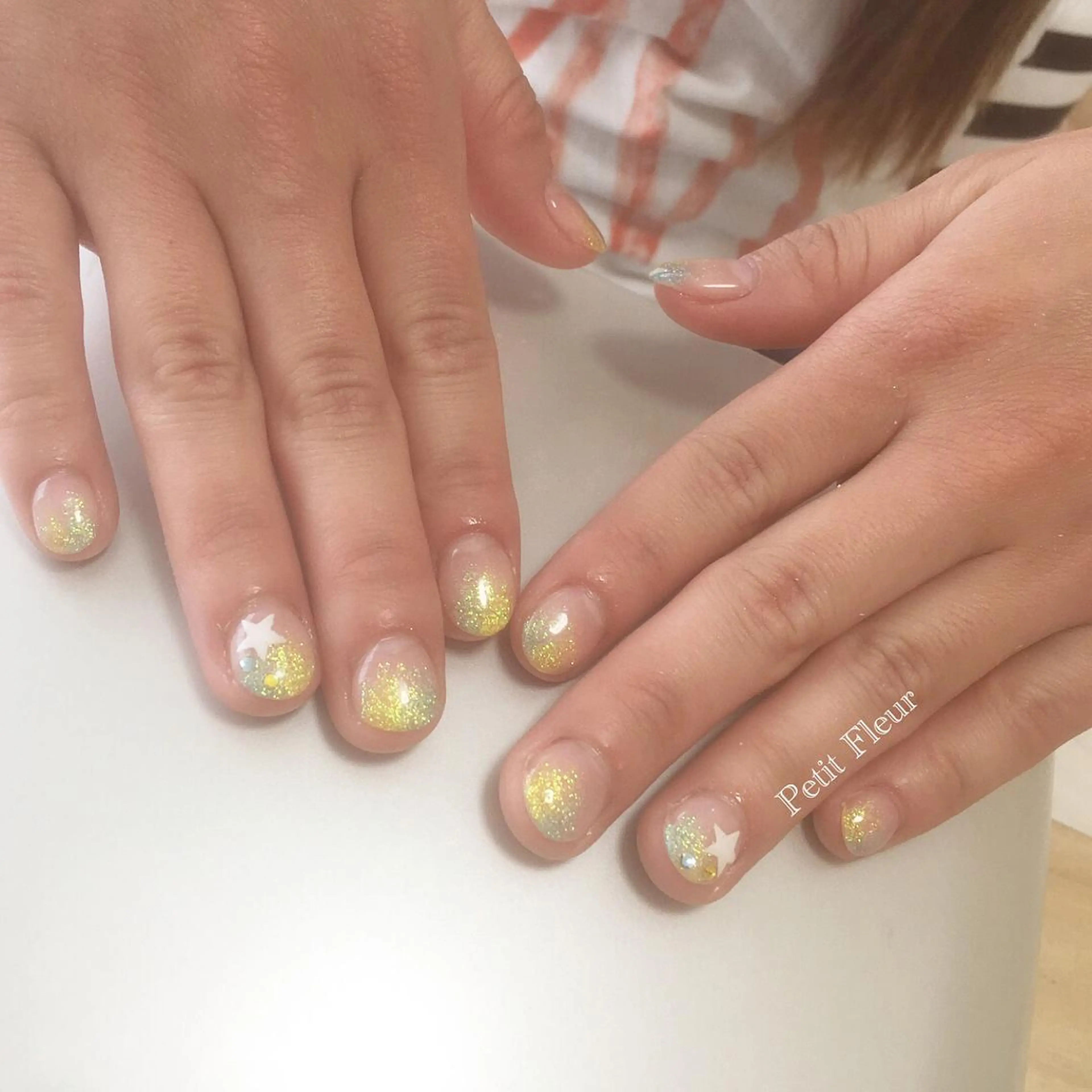 ネイル グラデーション ラメ(グリッター) ラメグラデーション ショートネイル Petit Fleur所属・青柳 亜梨奈のマツエク・マツパデザイン